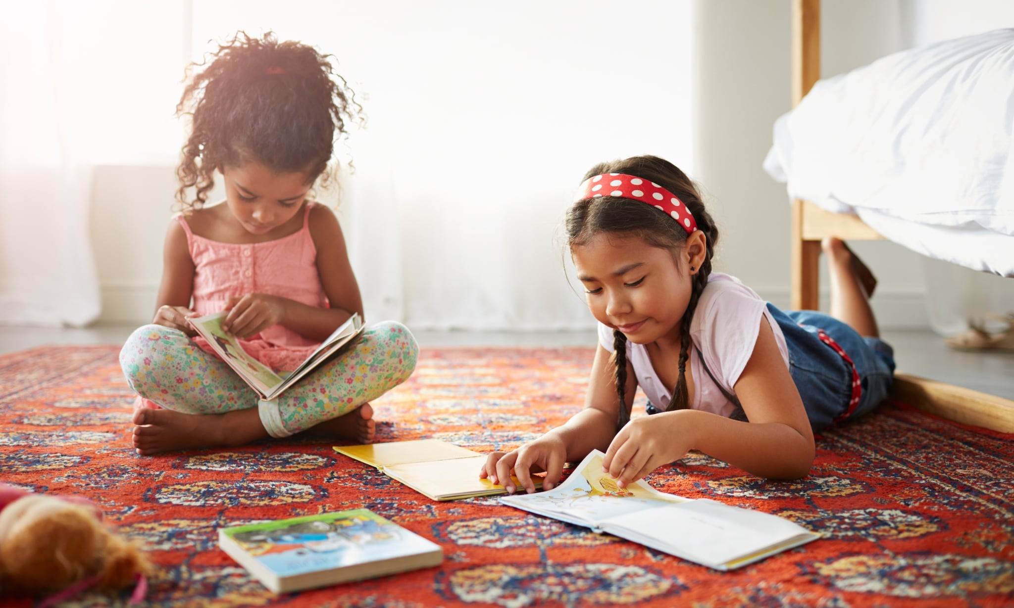 twee vriendinnen lezen kinderboeken met diversiteit Getty Images