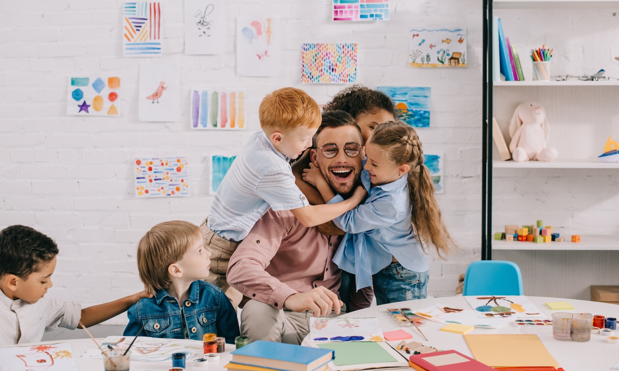 meester (en juf) krijgt afscheidcadeautje aan einde schooljaar Getty Images