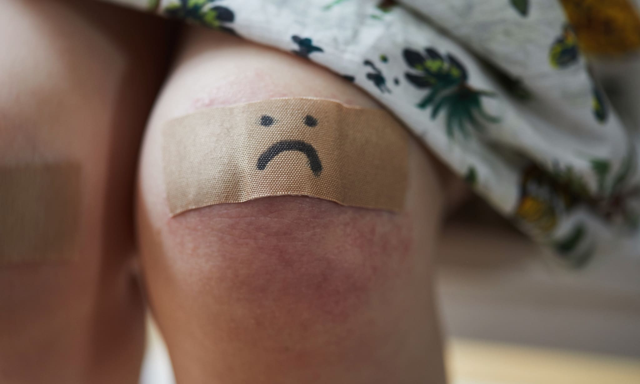 kind heeft pleister op knie uit ehbo-doos voor kinderen Getty Images