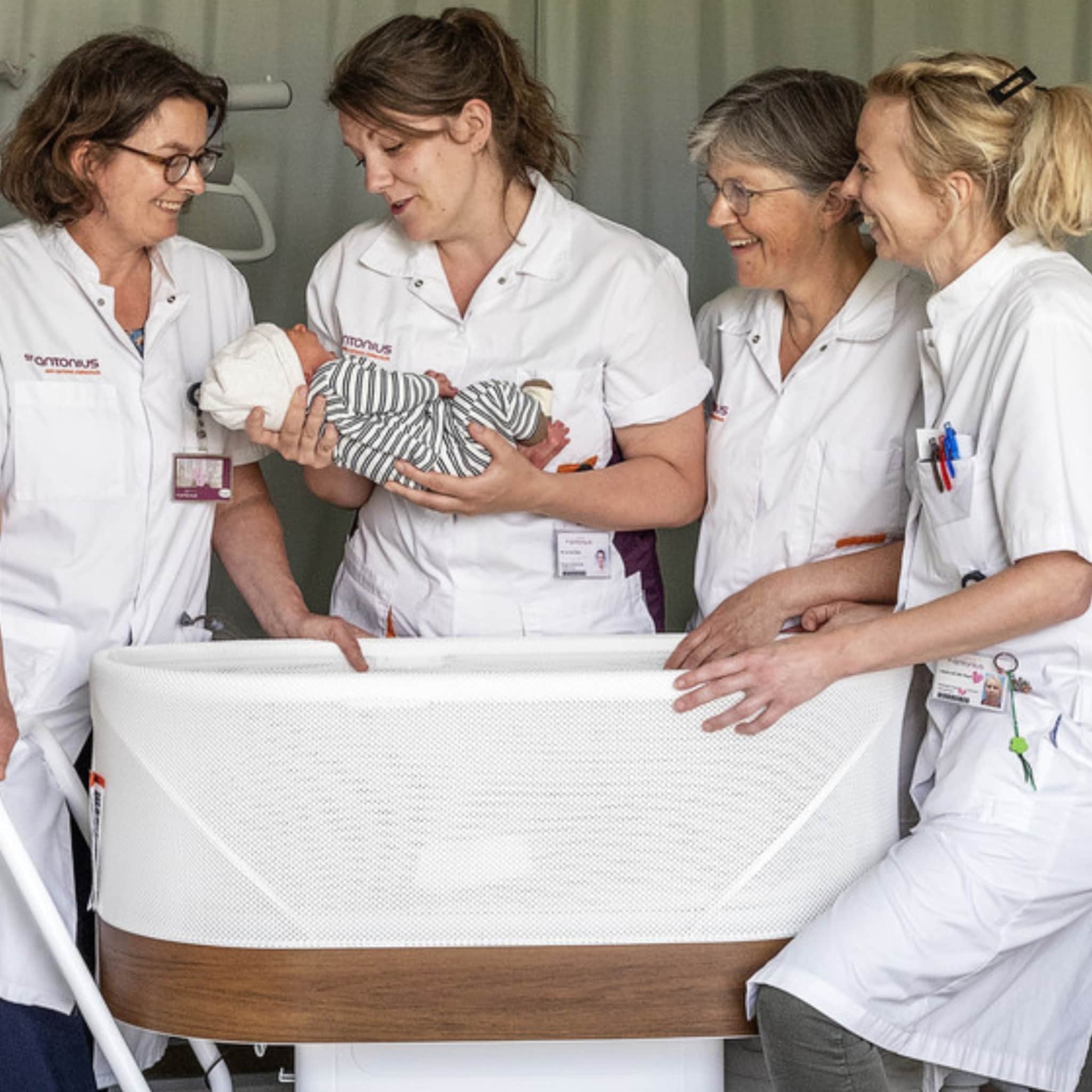 in amerika populaire snoo wieg voor huilbaby s nu ook in nederland olivia stopte meteen met huilen