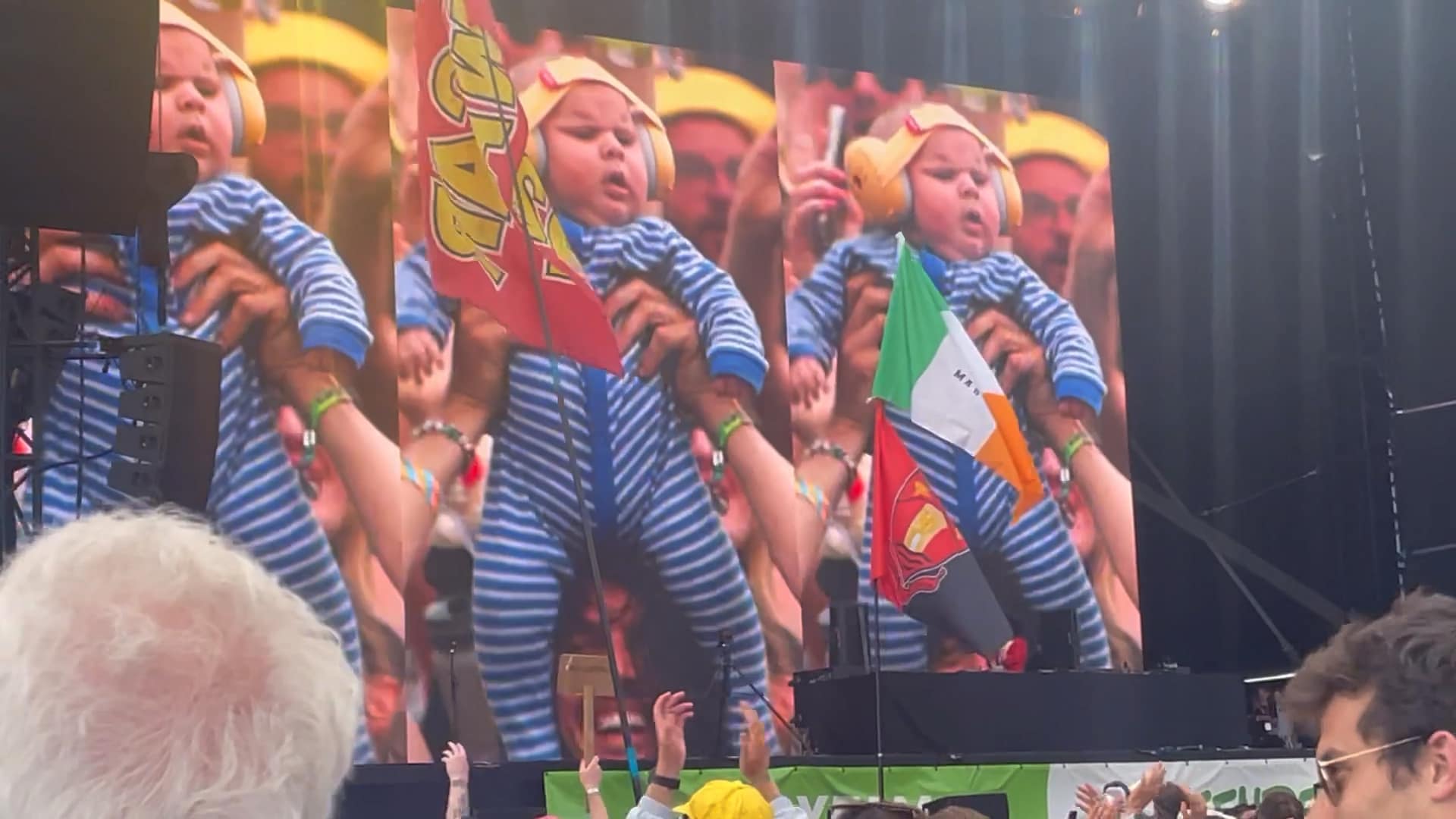 Baby Finlay, een tien weken oude baby, op het grote scherm tijdens Annie Mac's openingsact op de Other Stage op Glastonbury Festival. ANP / Alamy Limited