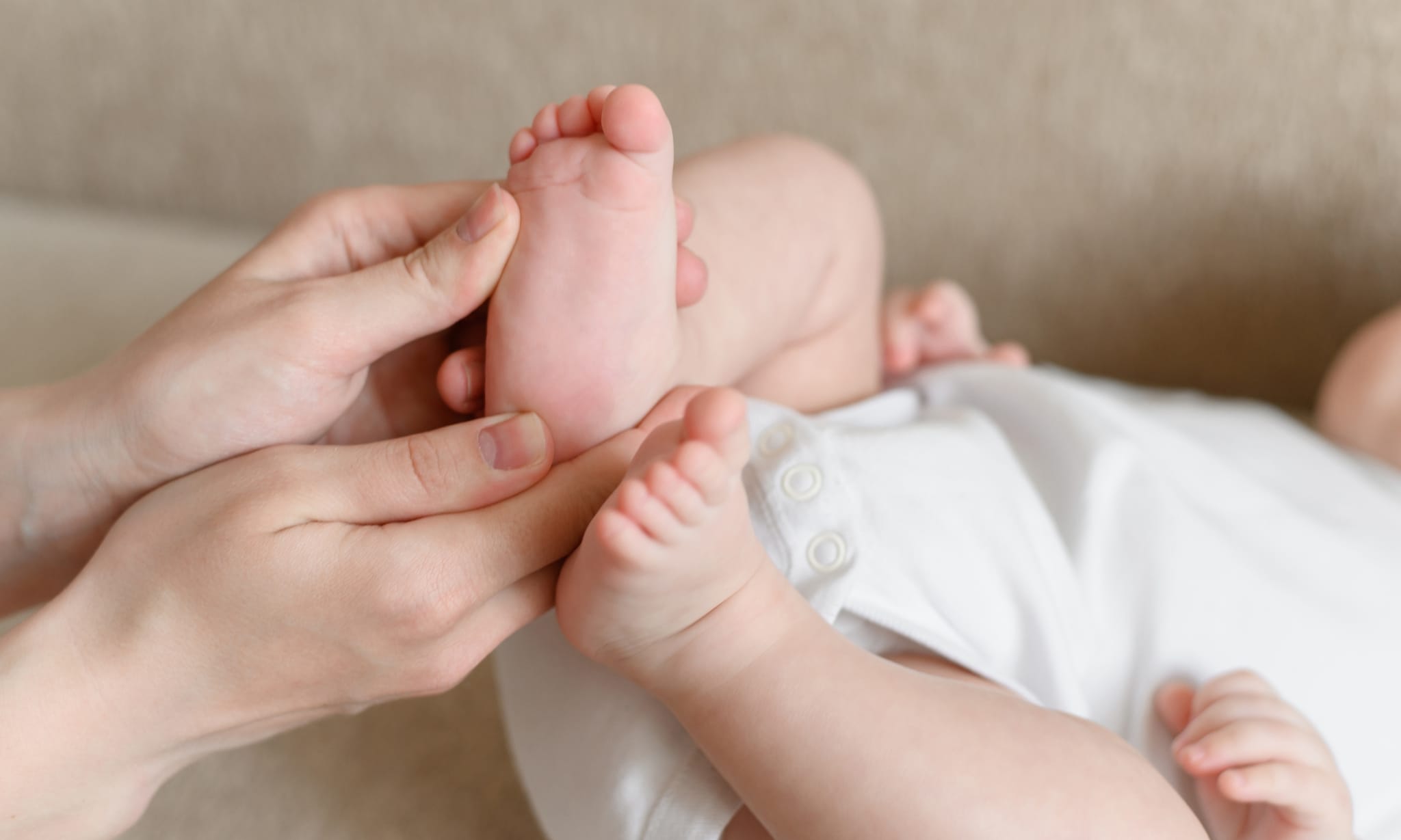 Hielprik bij een pasgeboren baby. Getty Images.
