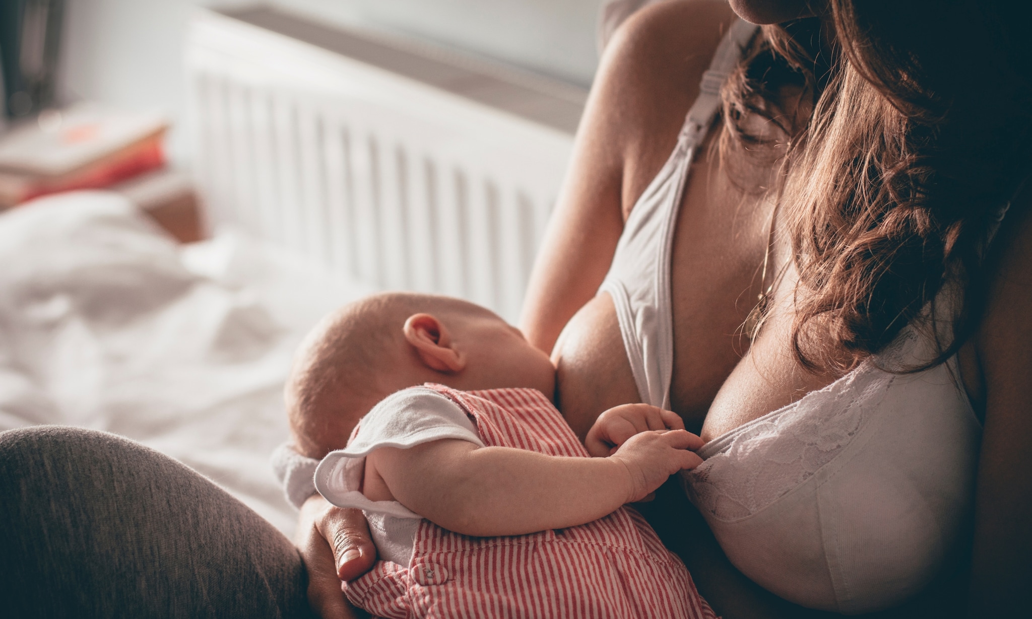 vrouw draagt mooie voedingsbh om baby borstvoeding te geven Getty Images