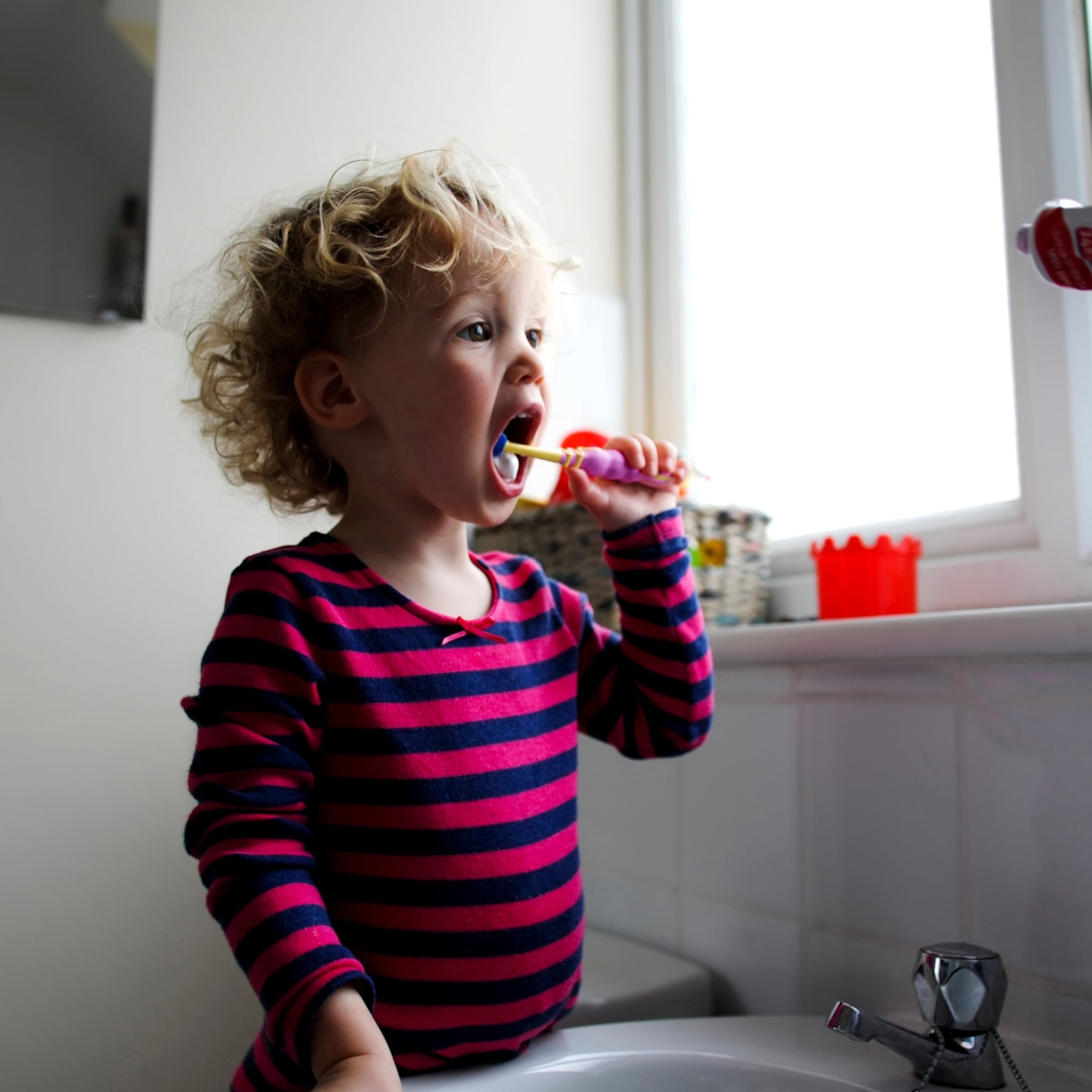 toxicoloog waarschuwt zorg dat je kind niet te veel tandpasta inslikt