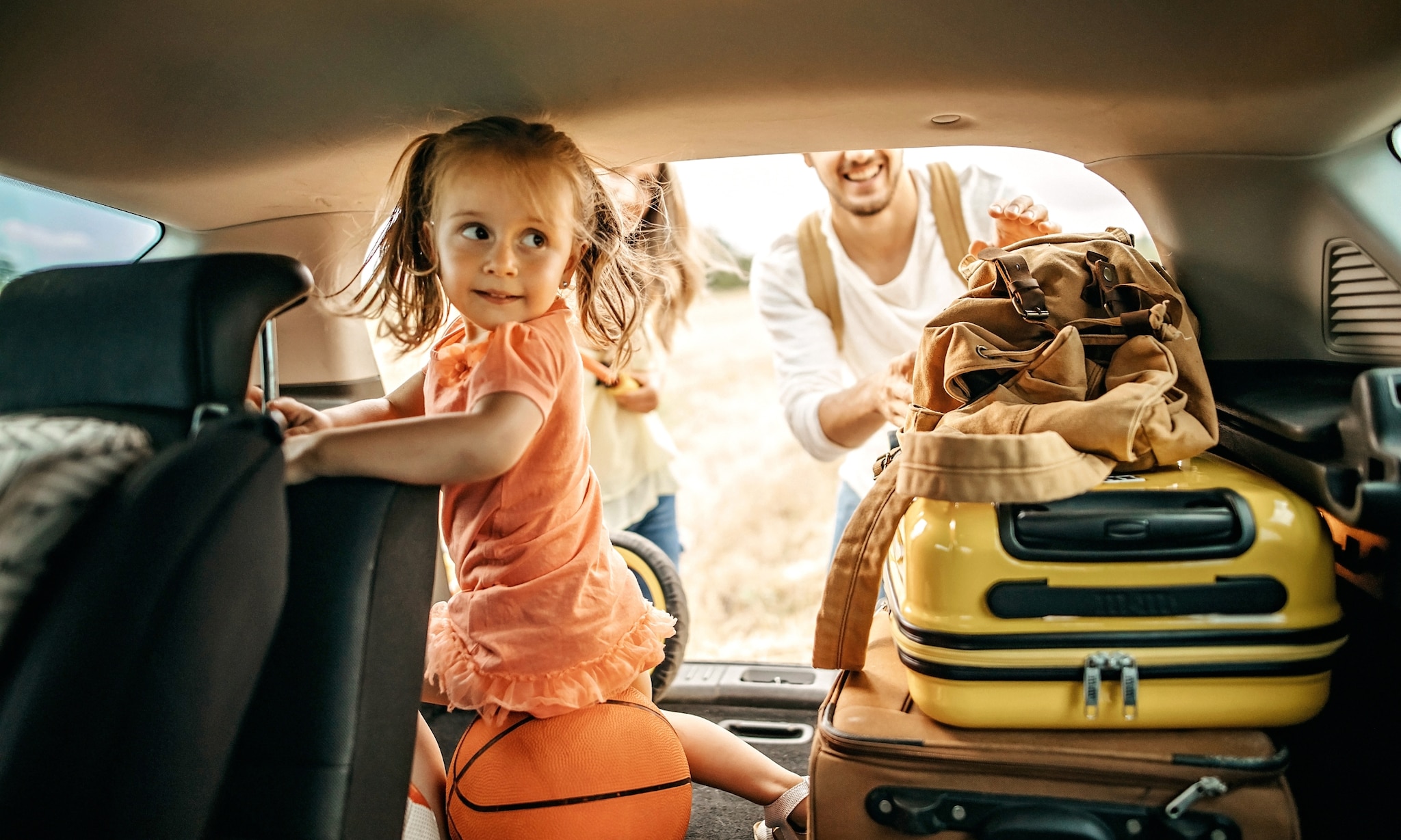 gezin is op autovakantie met kinderen en gebruikt 10 tips Getty Images
