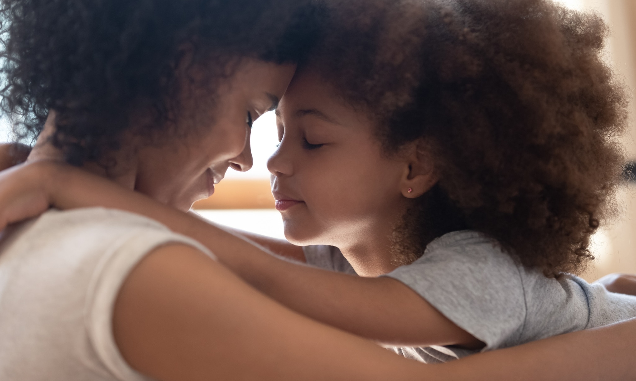 moeder knuffelt met gevoelig hoogsensitief kind en gebruikt tips en items Getty Images