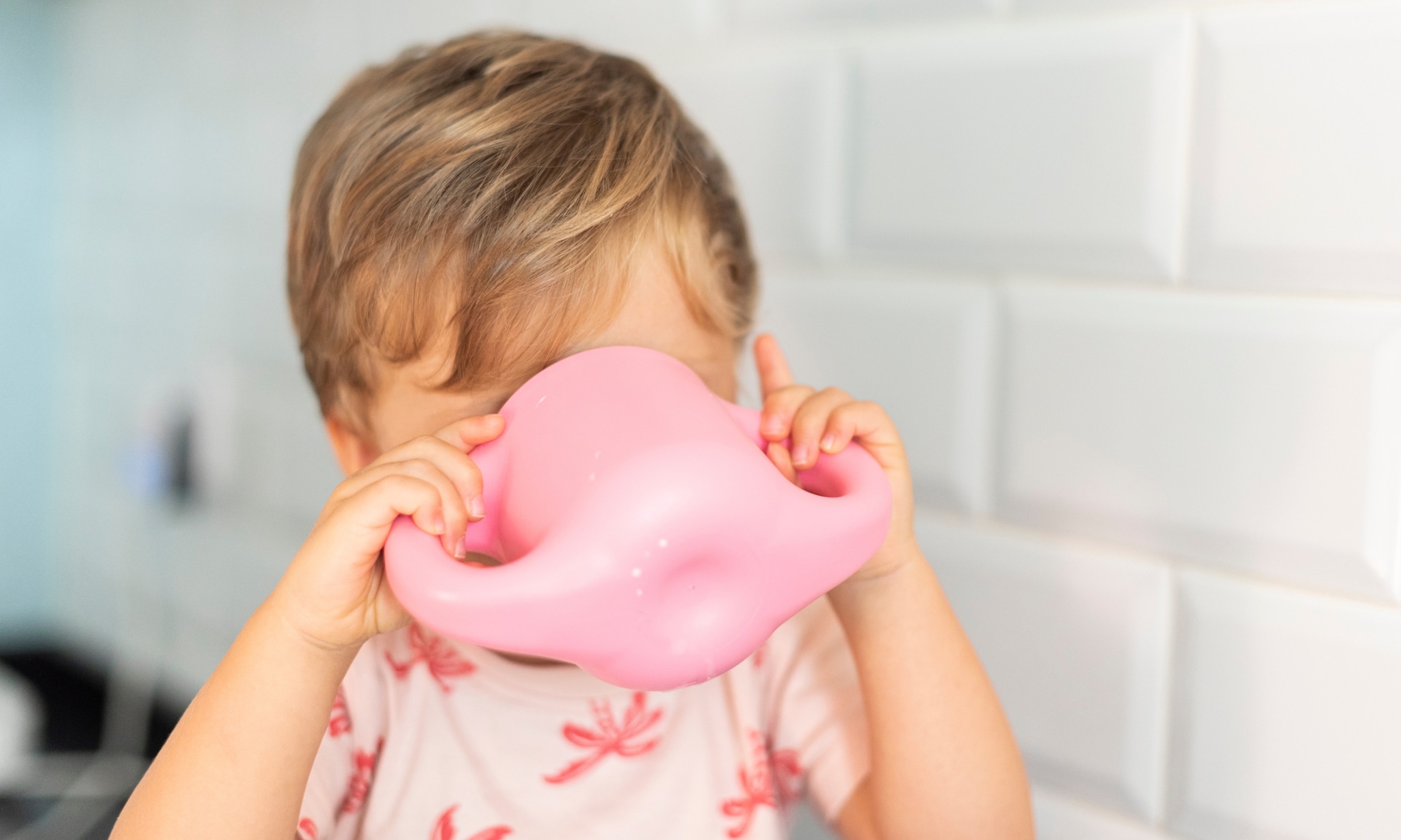 kind drinkt voldoende water in de zomer, ouders gebruiken tips Getty Images