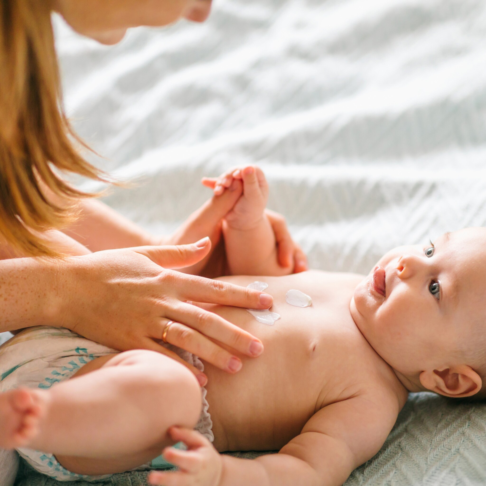 dit zijn de voordelen van een babymassage en zo doe je het