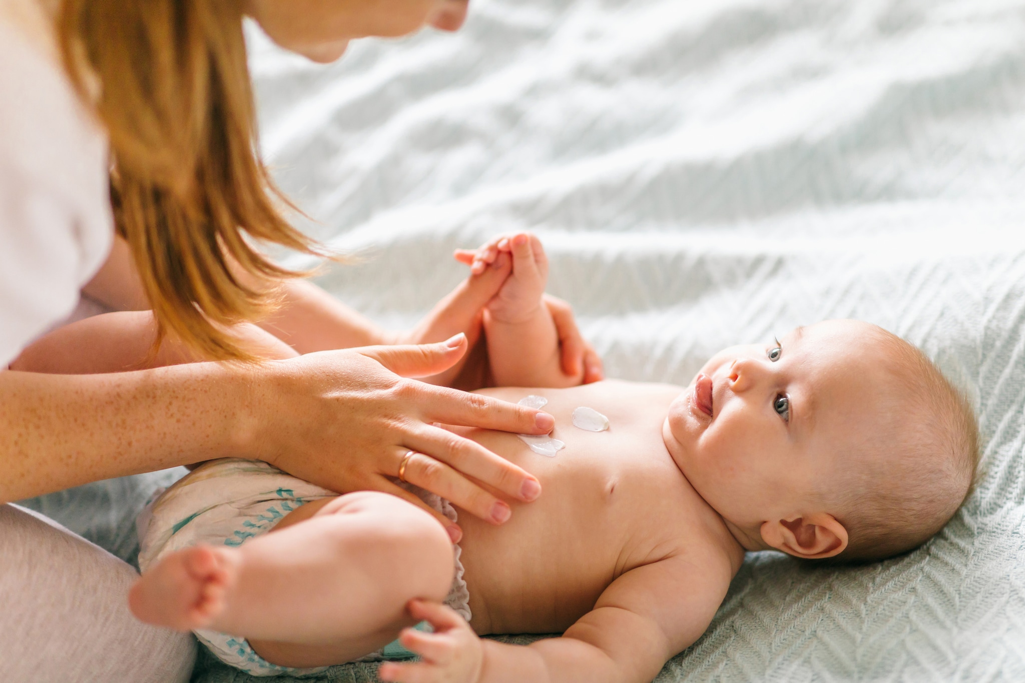 dit zijn de voordelen van een babymassage en zo doe je het
