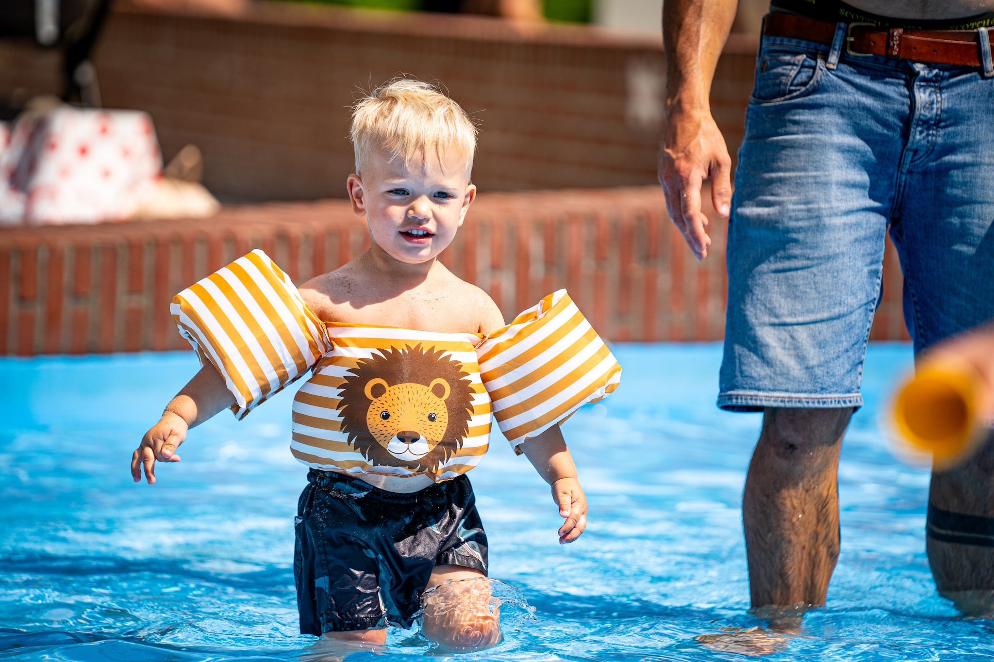 Een kind draagt de 'puddle jumpers', een speciaal soort zwembadjes. Killian Lindenburg