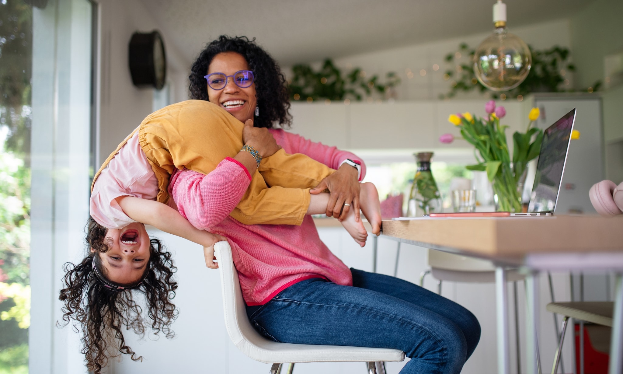 moeder en dochter zijn blij met amazon prime deals voor ouders Getty Images