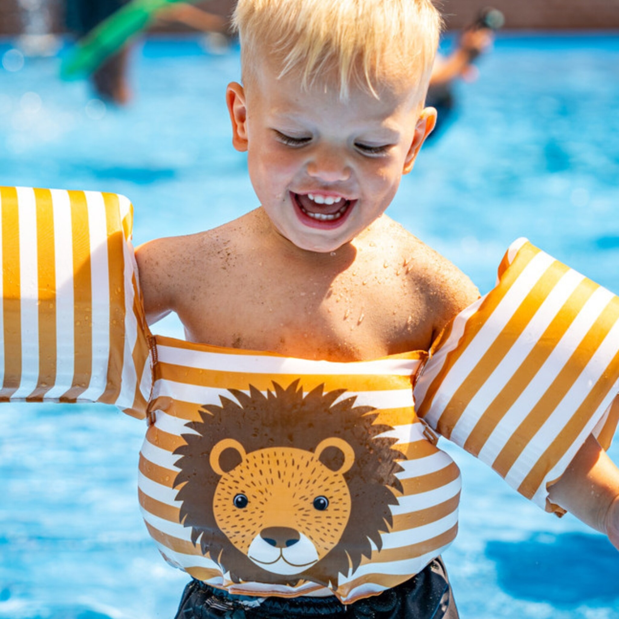 kinderen dragen puddle jumpers bij het zwemmen zijn die veilig