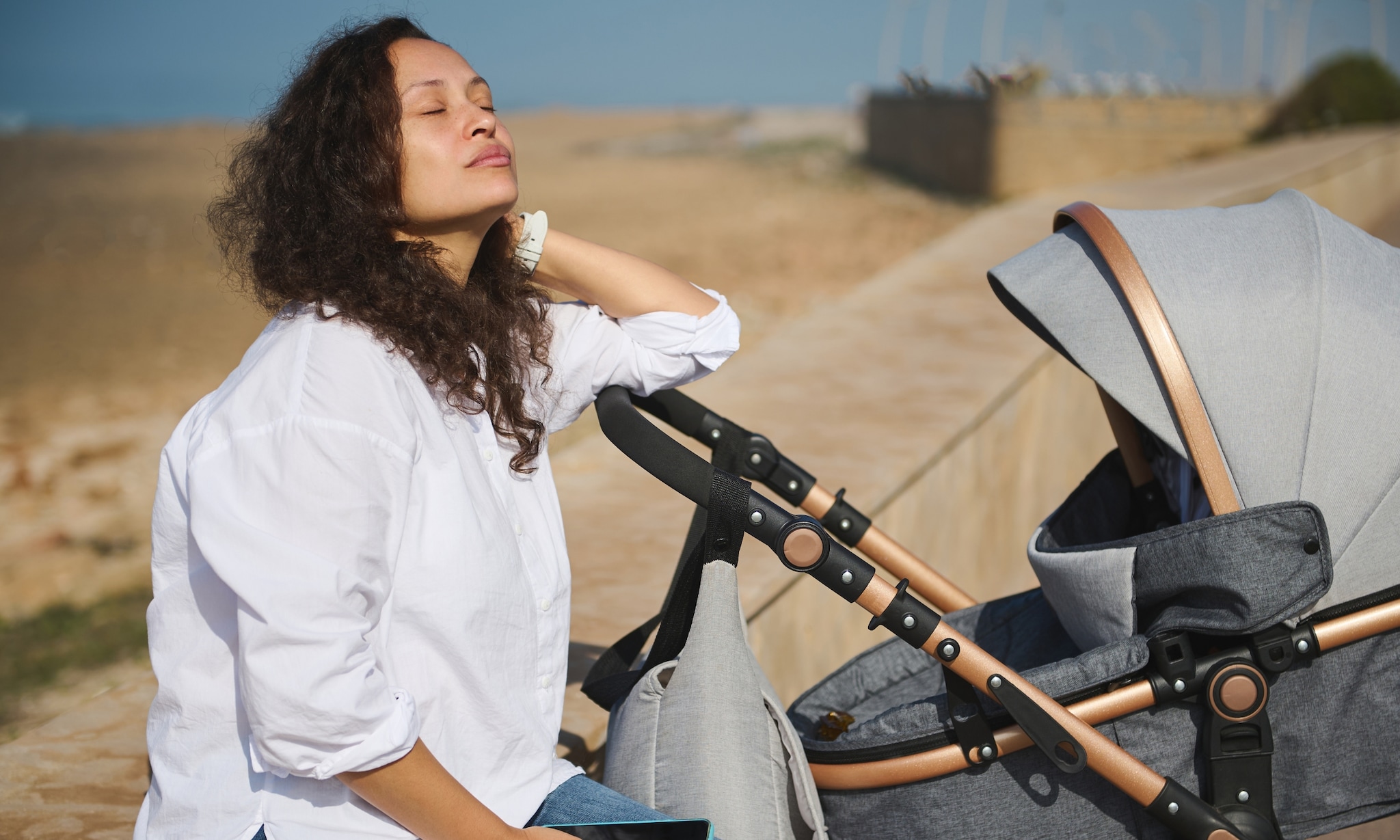 moeder gebruikt rockit baby rocker om te wiegen zonder handen en baby te laten slapen Getty Images