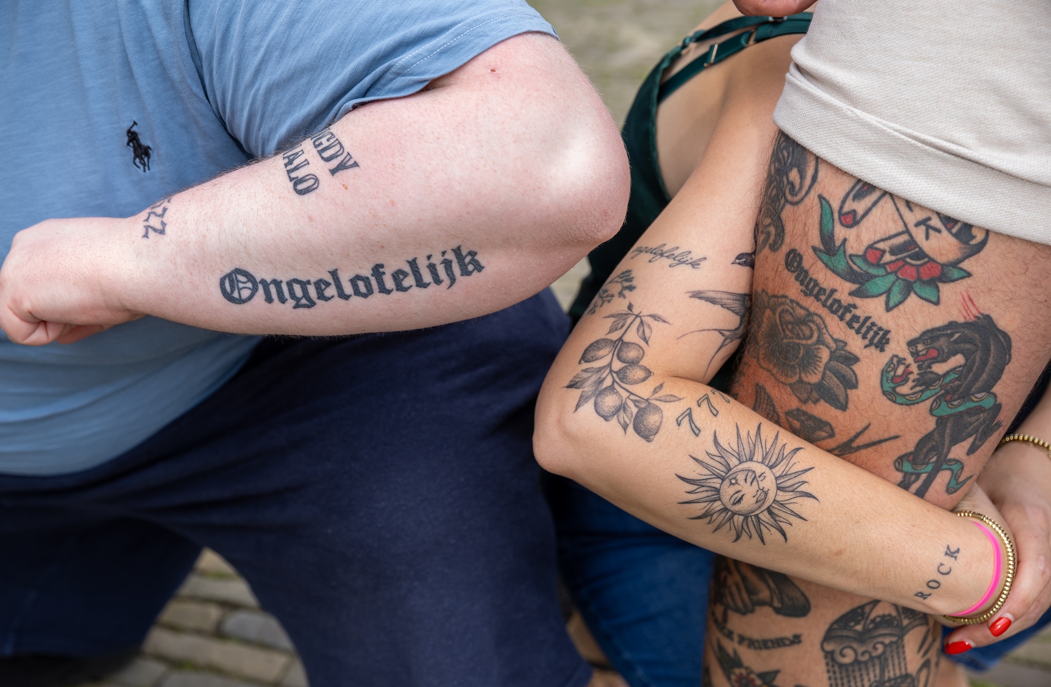Nick (rechts), Janneke (midden) en Collin lieten alle drie het zelfde woord tatoeëren als herinnering. Henri van der Beek