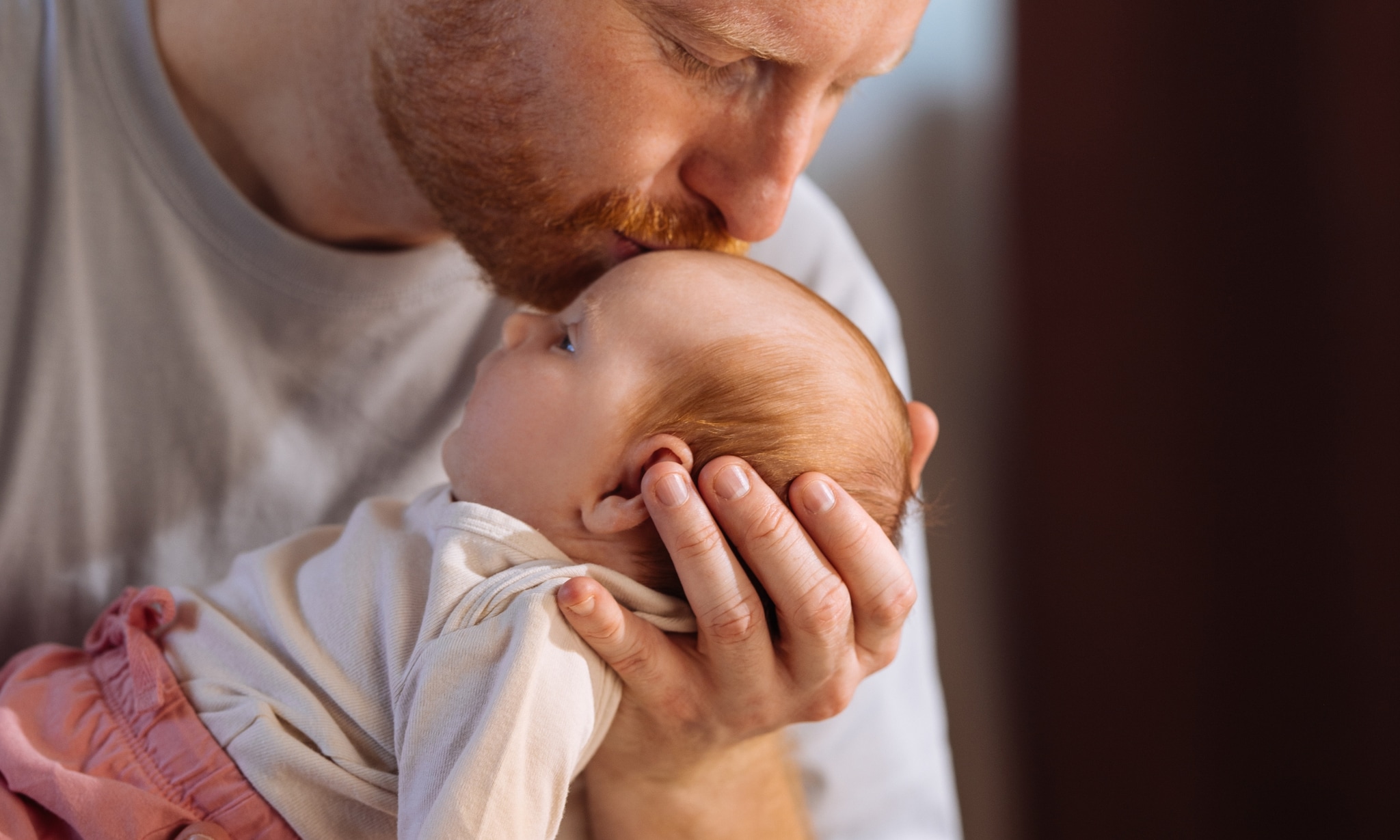 vader houdt pasgeboren baby vast en wil geboortebord uitkiezen Getty Images