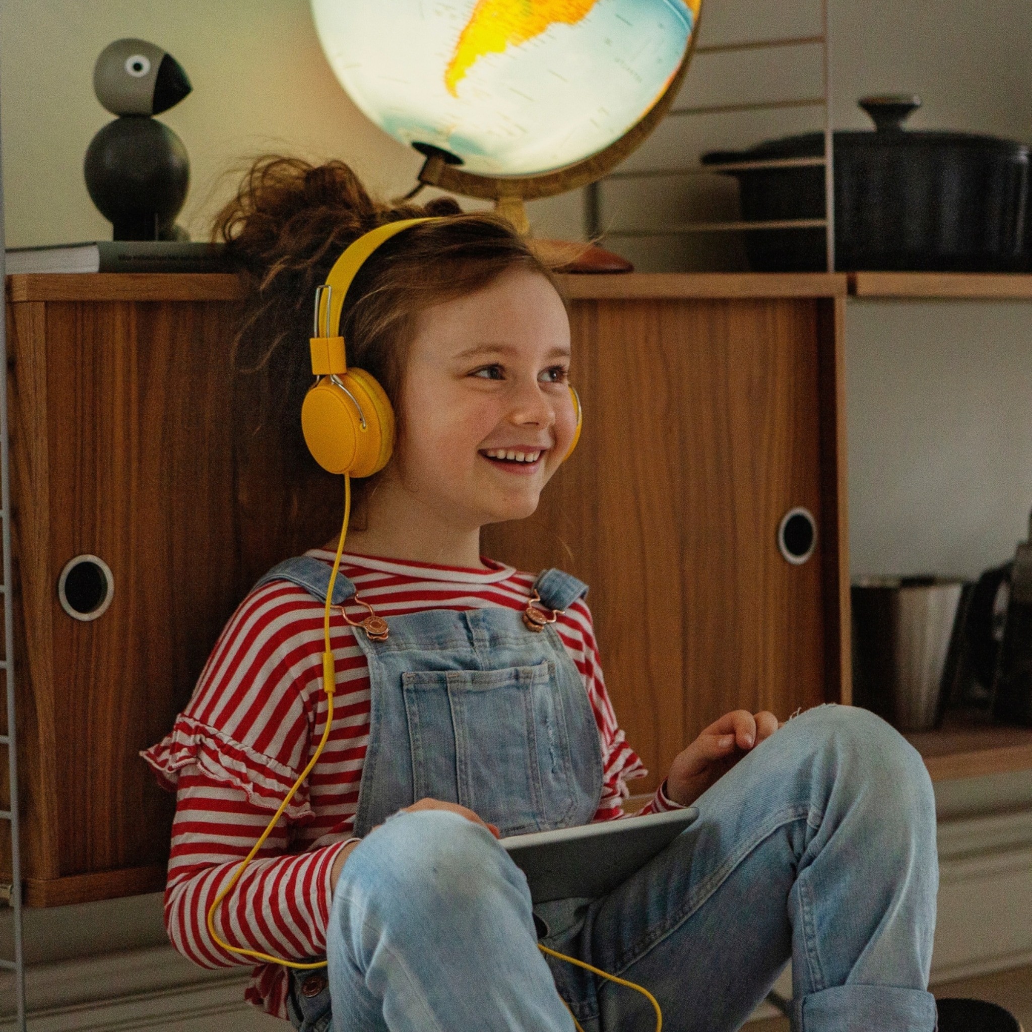 koptelefoon op en lekker luisteren deze podcasts zijn speciaal voor kinderen