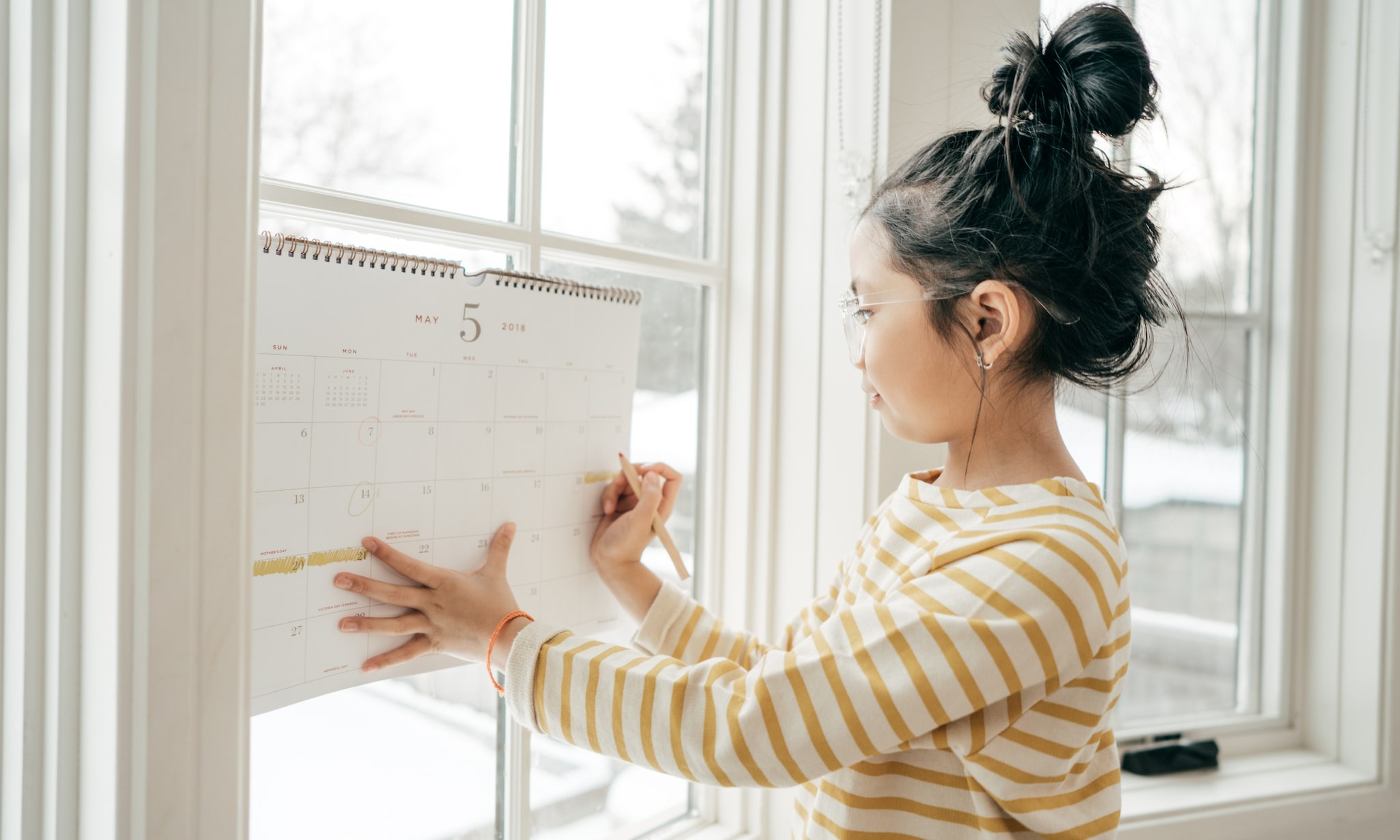 kind gebruikt handige familieplanner voor nieuwe schooljaar Getty Images