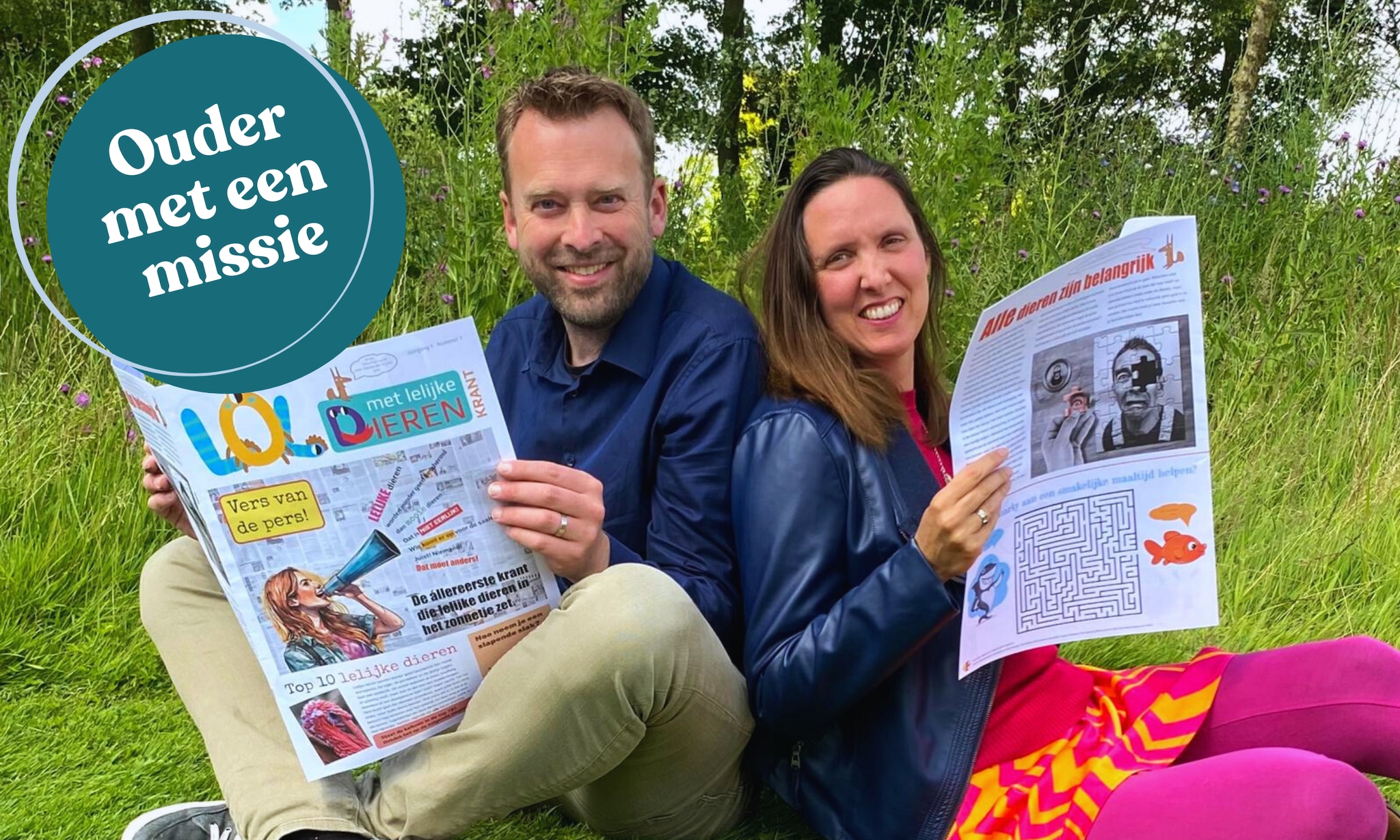 Dirkje en haar man met hun krant gemaakt door zoon Kay