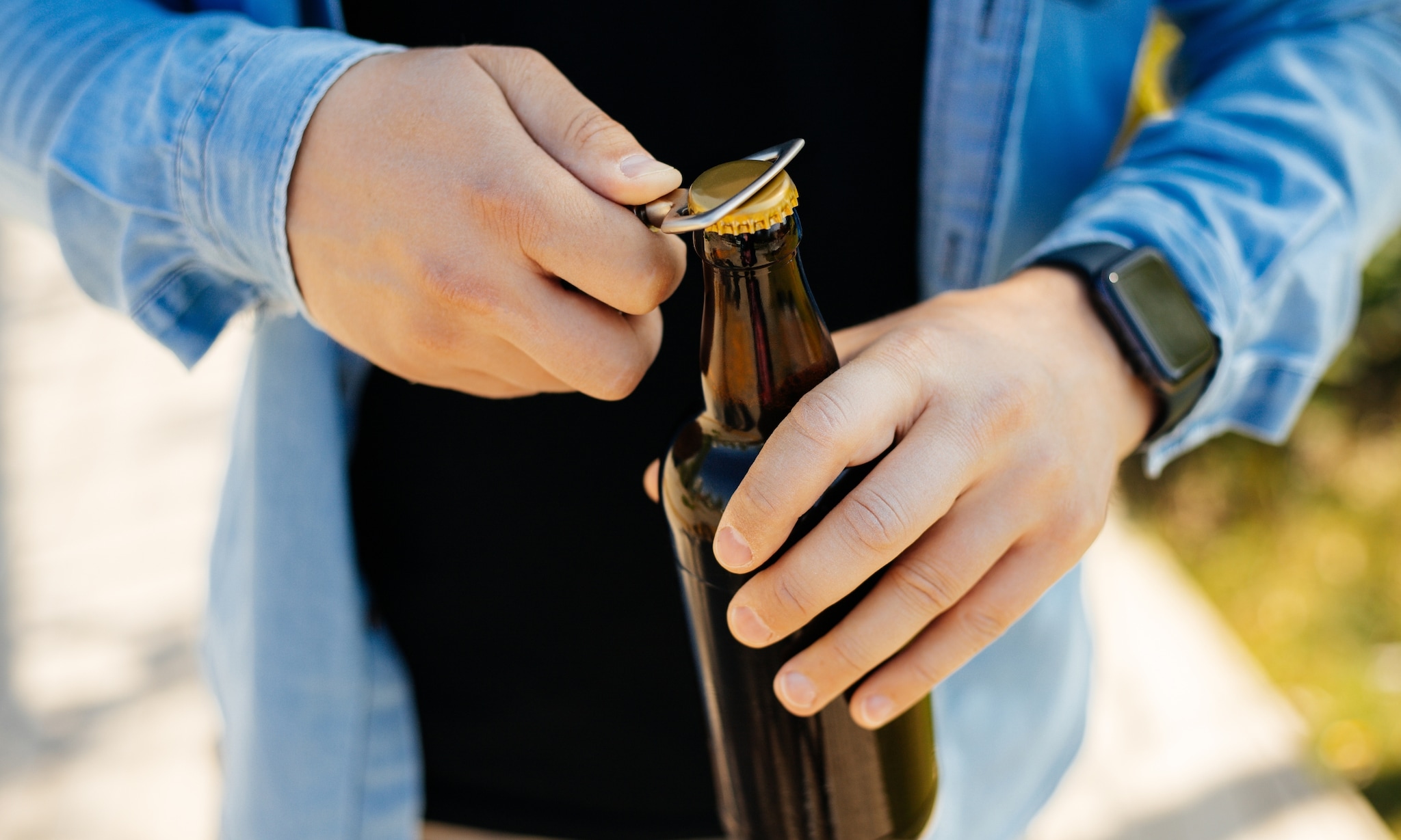 Man opent bier met bieropener Getty Images