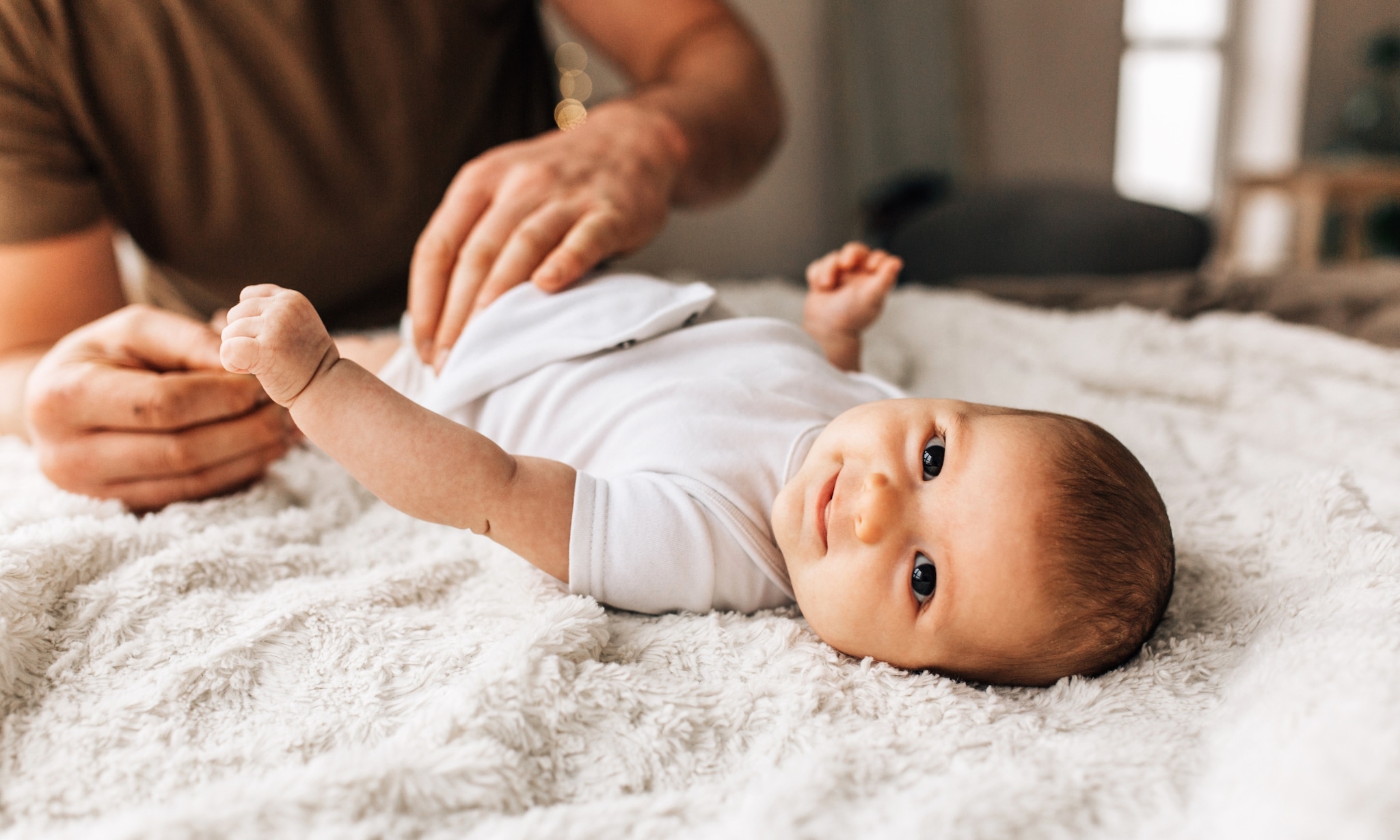 vader haalt luier uit luiertas om baby te verschonen Getty Images