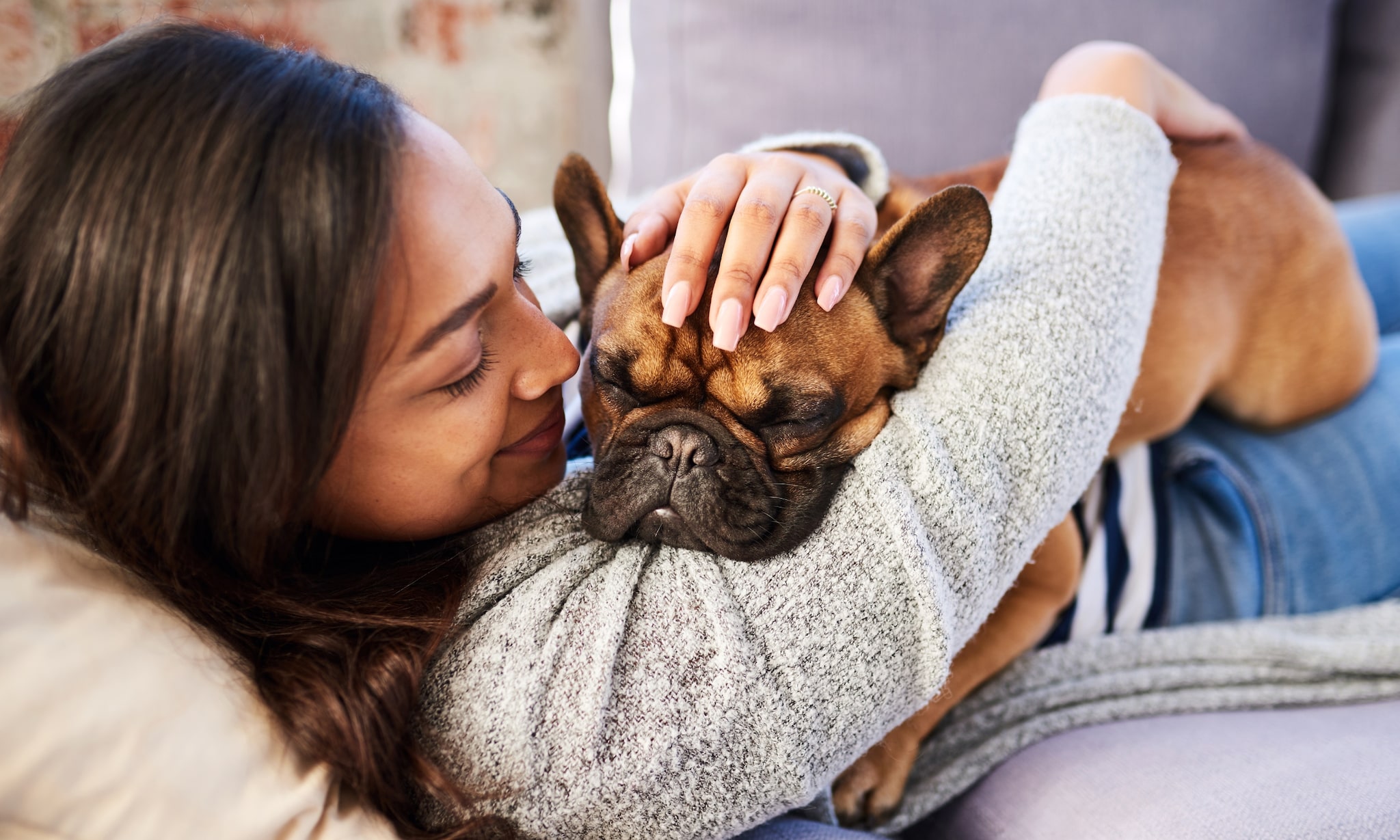 Weten dat je zwanger bent nog voor de zwangerschapstest - hond op schoot bij vrouw Getty Images