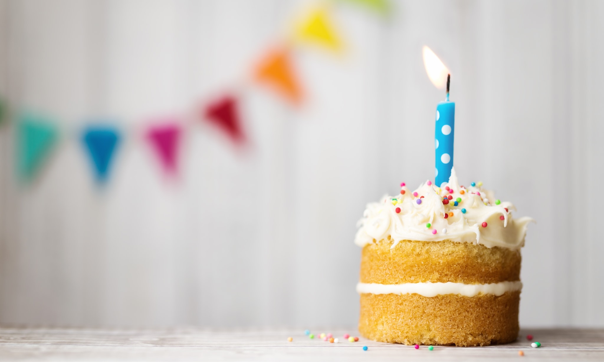 Verjaardagspartijtje taartje met een kaars - verjaardag zonder cadeaus Getty Images
