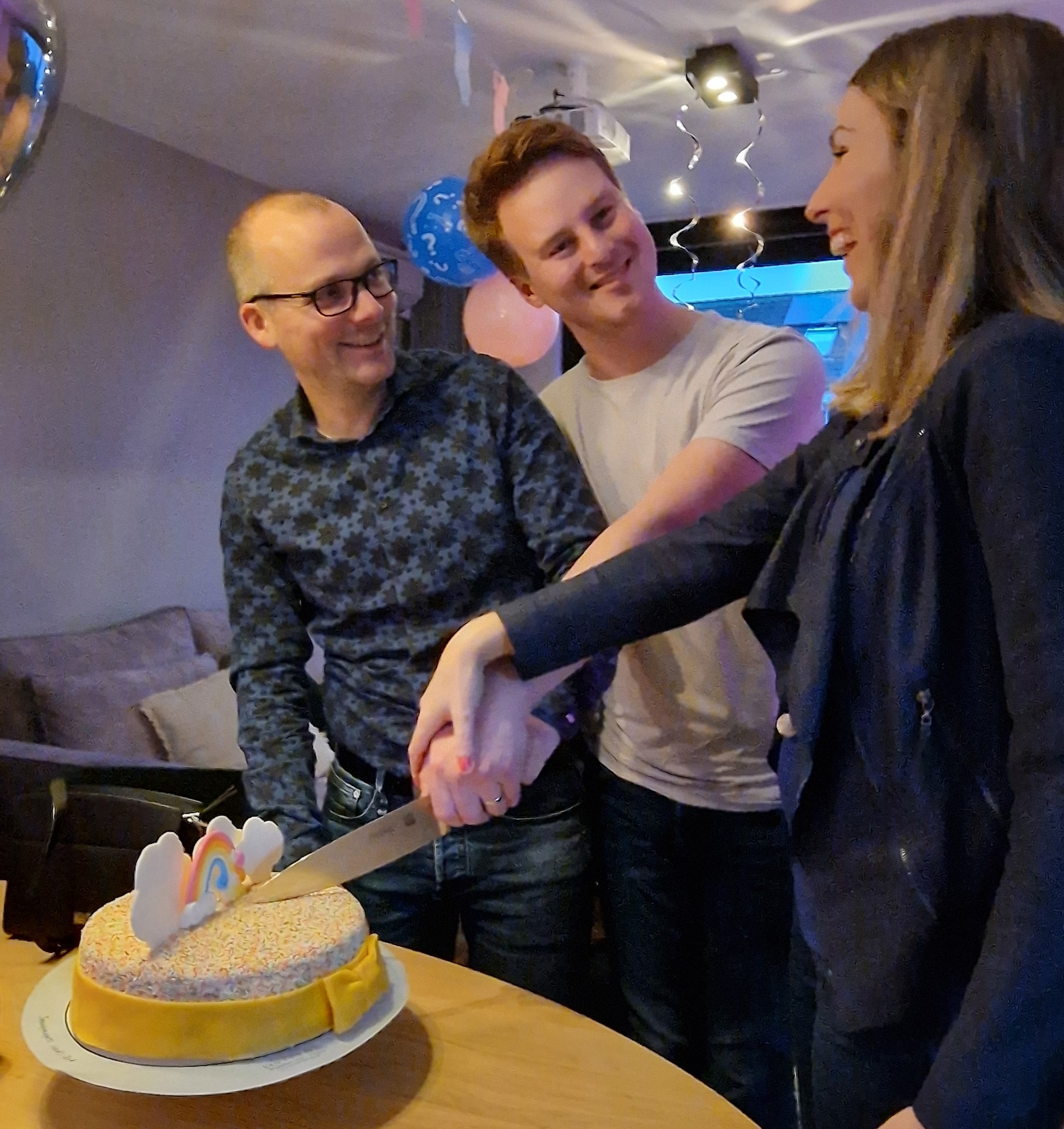 Het snijden van de gender reveal taart Instagram Sanne van Stijn