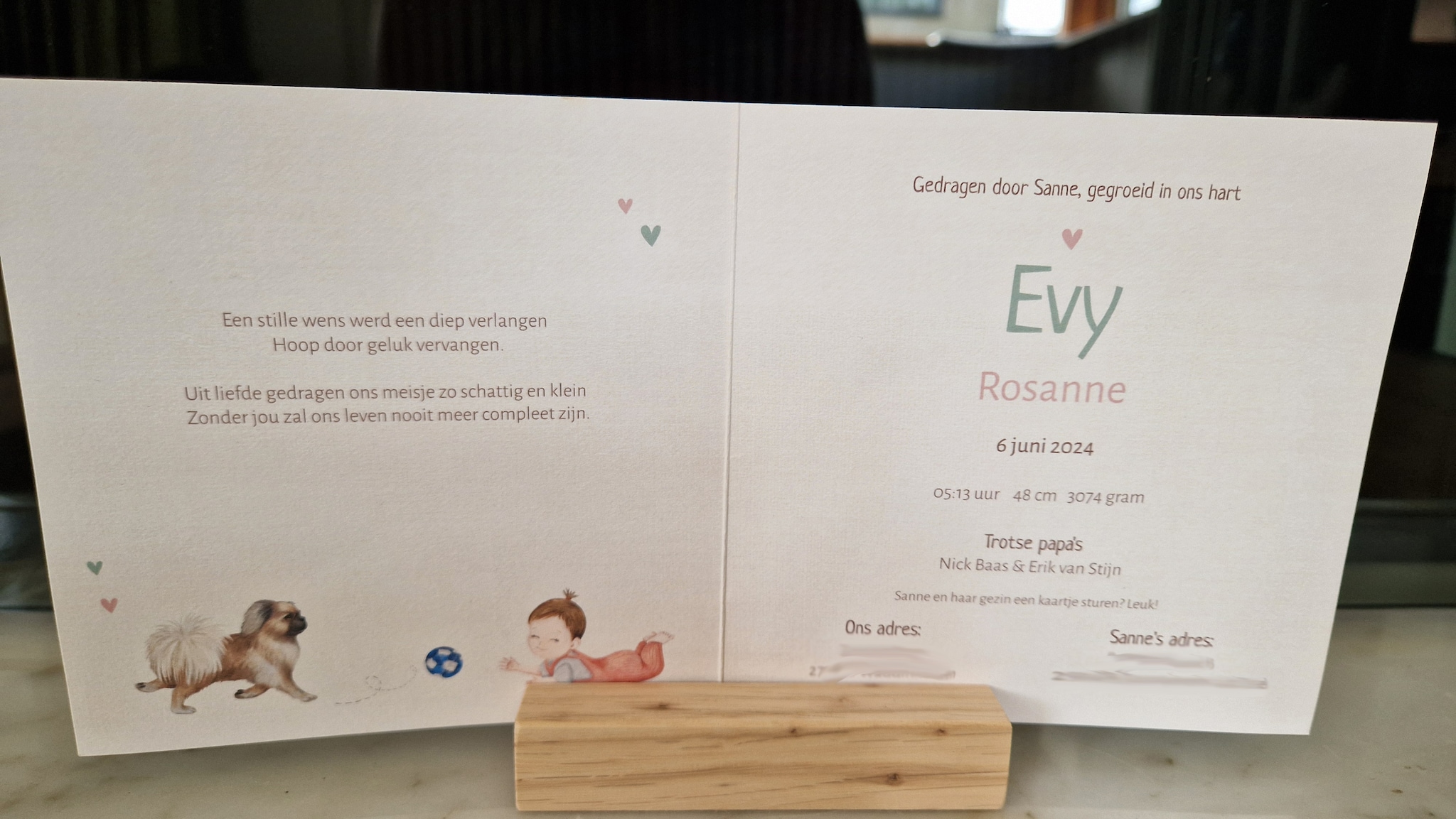 Als draagouders een centrale rol op het geboortekaartje. Met de vernoeming Rosanne, een mooie boodschap en adresgegevens voor een kaartje. Privéfoto