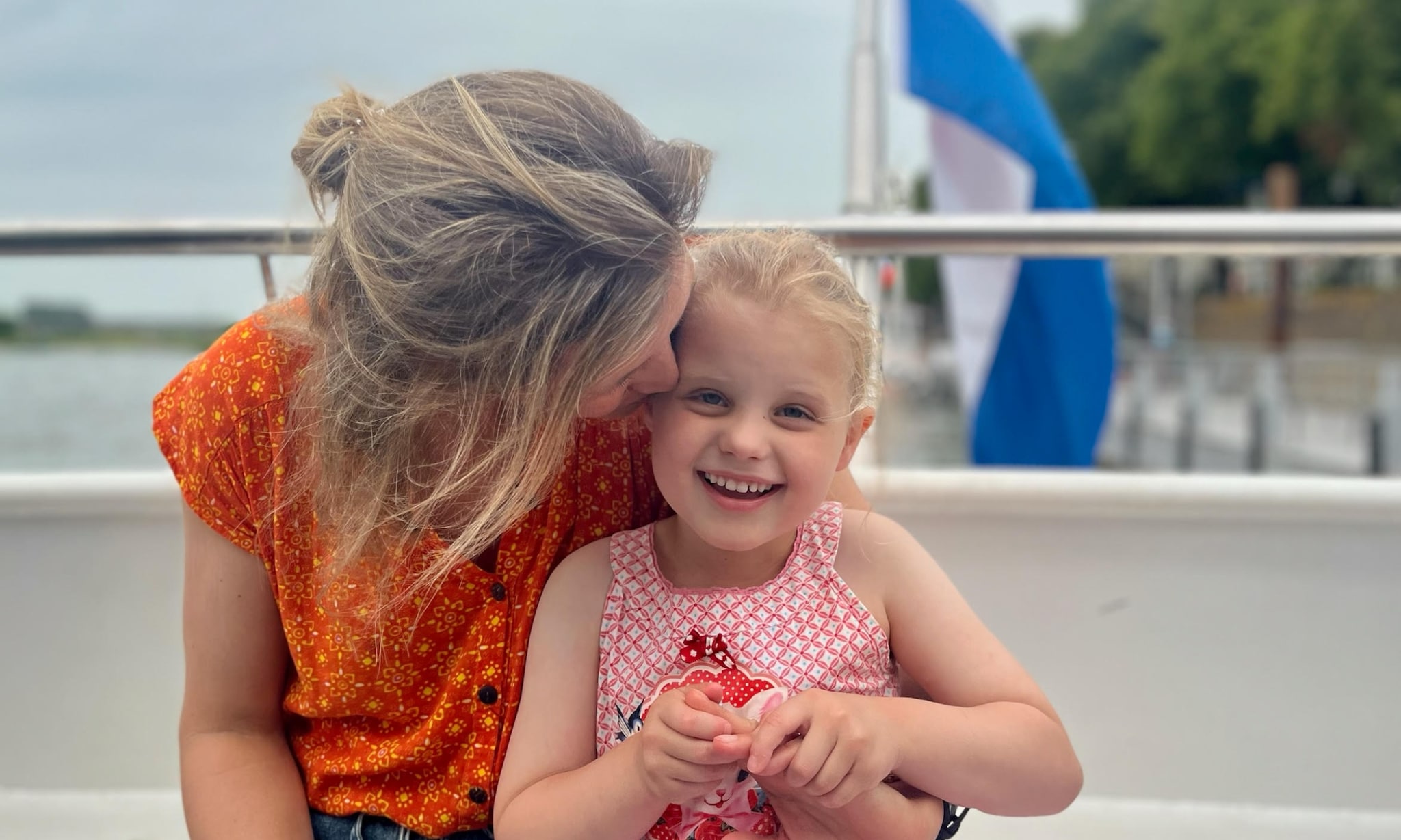 Lilly en Janna op een boot privé
