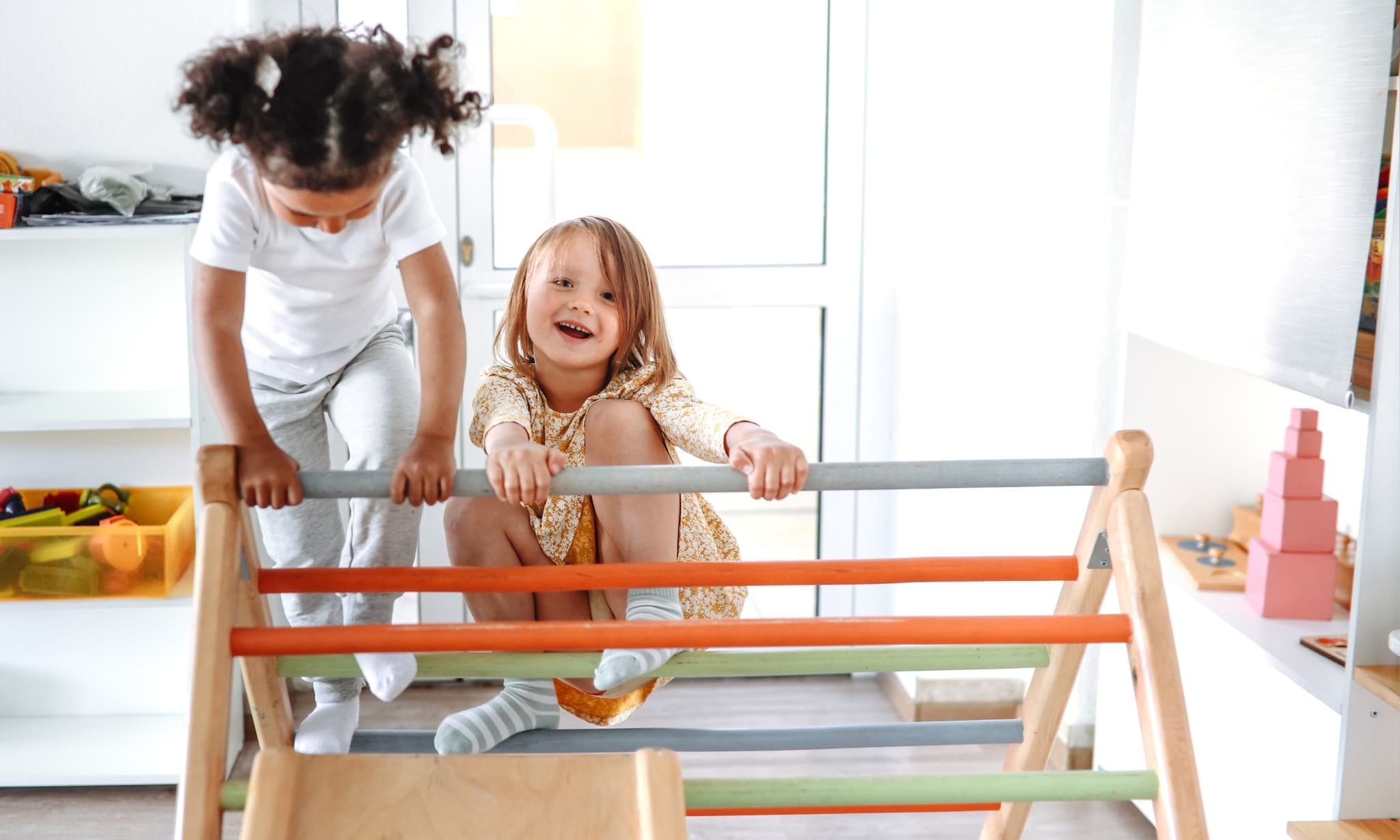 twee peuter meisjes spelen op klimrek voor binnen Getty Images