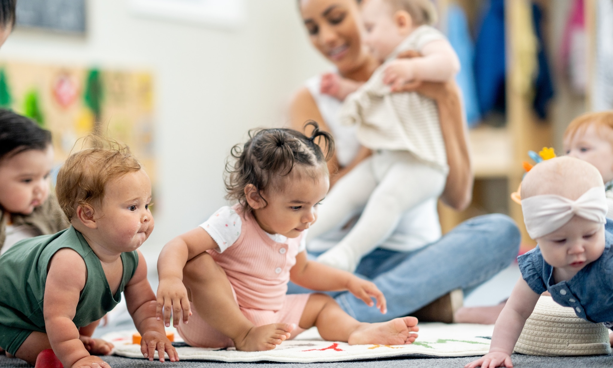 kinderen op opvang nemen cadeautje mee voor dag van de pedagogisch medewerker Getty Images