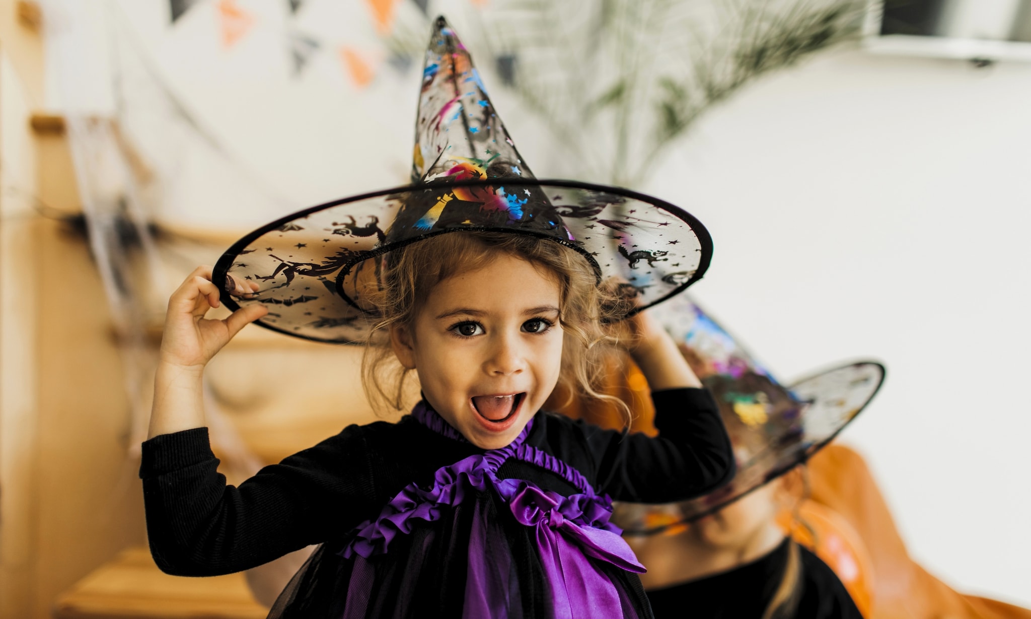 meisje draagt schattig halloweenkostuum voor kinderen Getty Images