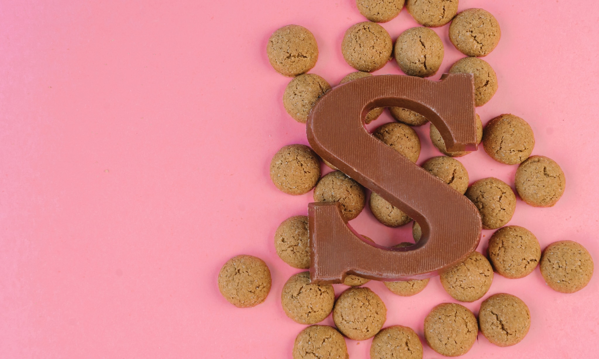 pepernoten en chocoladeletter als top 10 schoencadeautjes per leeftijd Getty Images