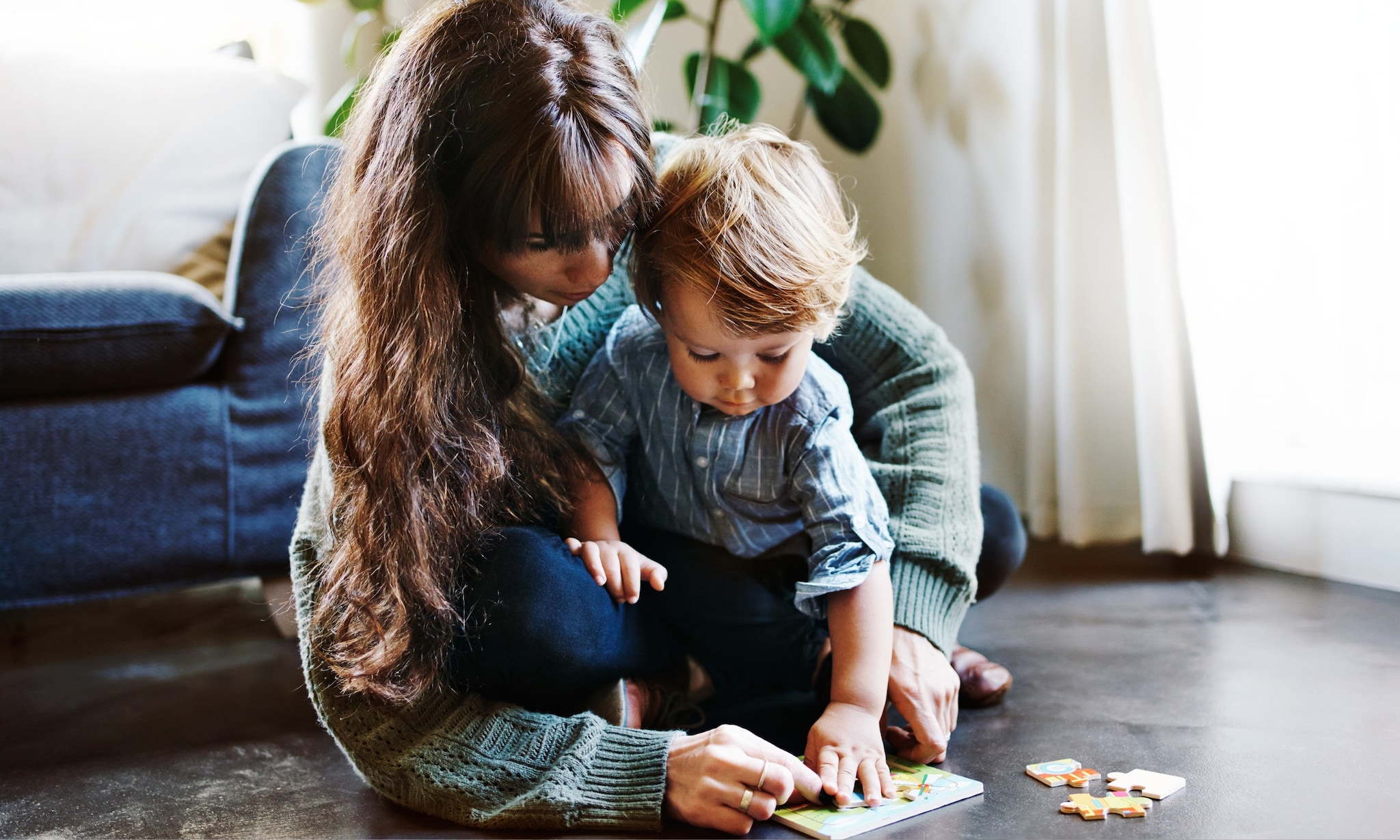 moeder maakt kinderpuzzel met dreumes Getty Images