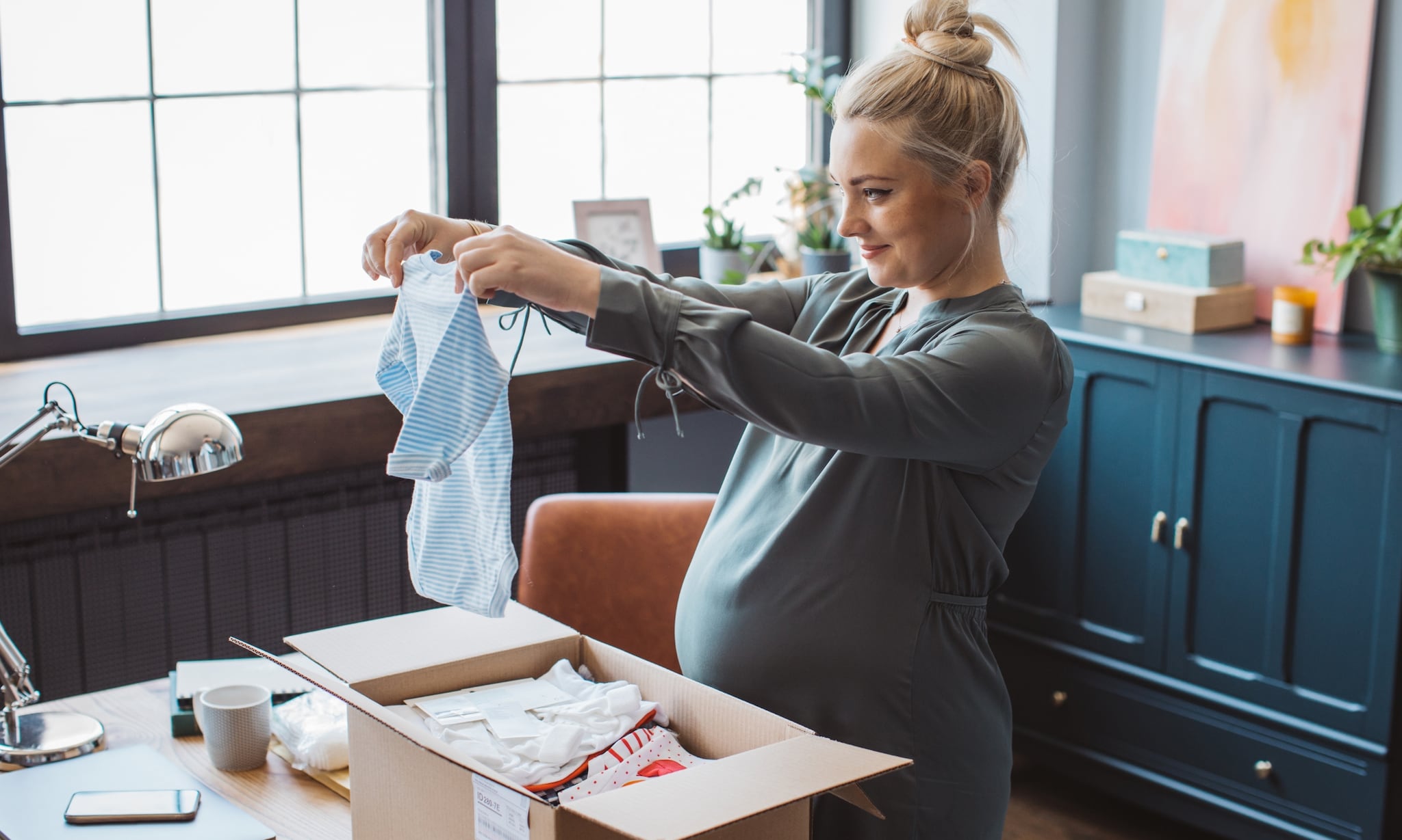 Zwangere vrouw shopt tijdens black friday 2024 de beste deals voor aanstaande ouders Getty Images