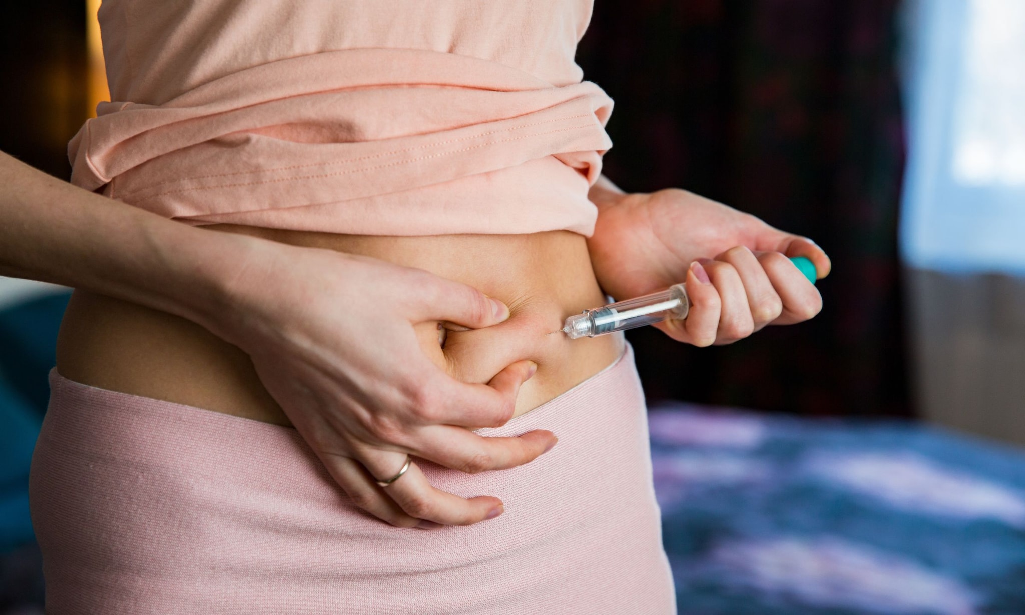 Vrouw prikt zichzelf bij overzicht vruchtbaarheidsbehandelingen Getty Images