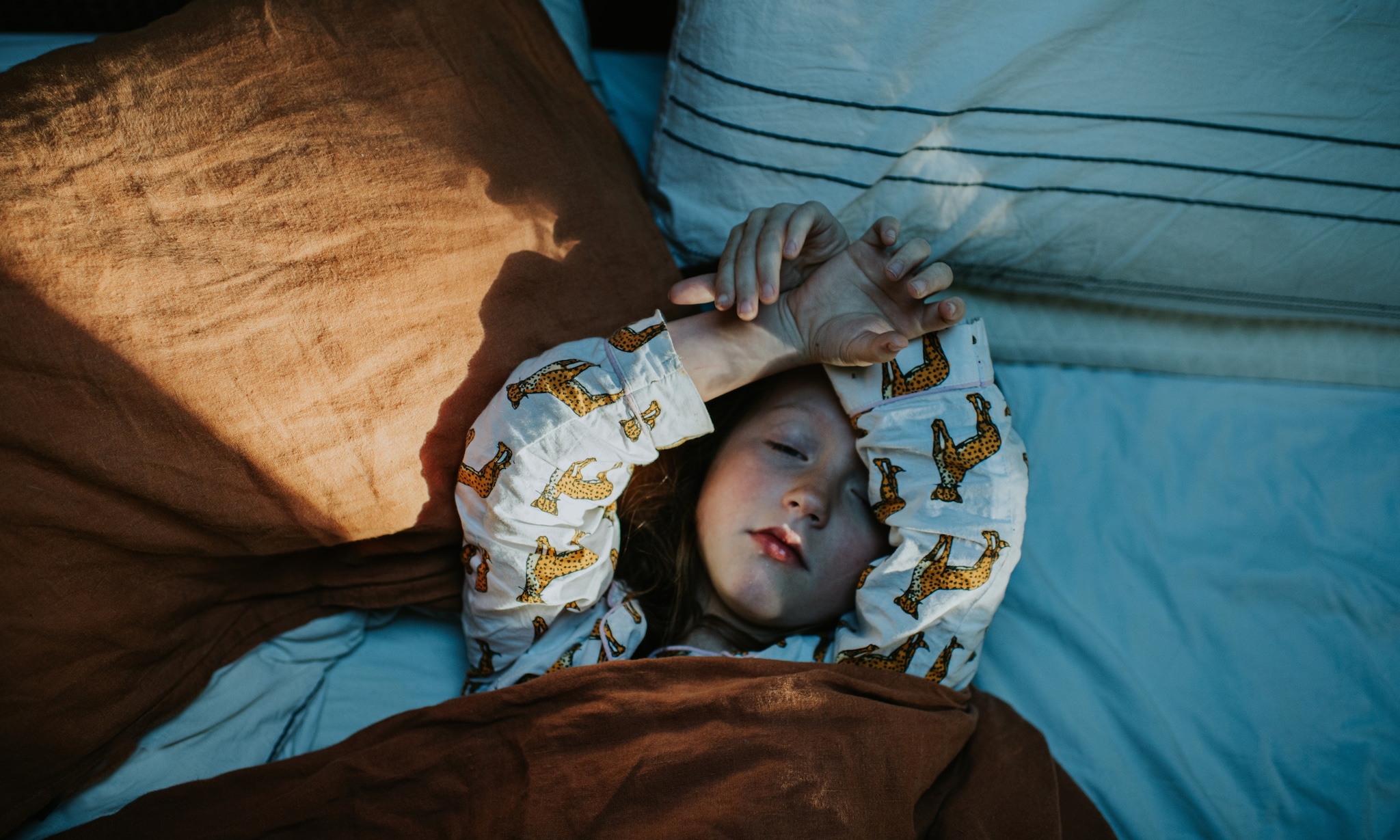 kind slaapt in warme kinderpyjama Getty Images