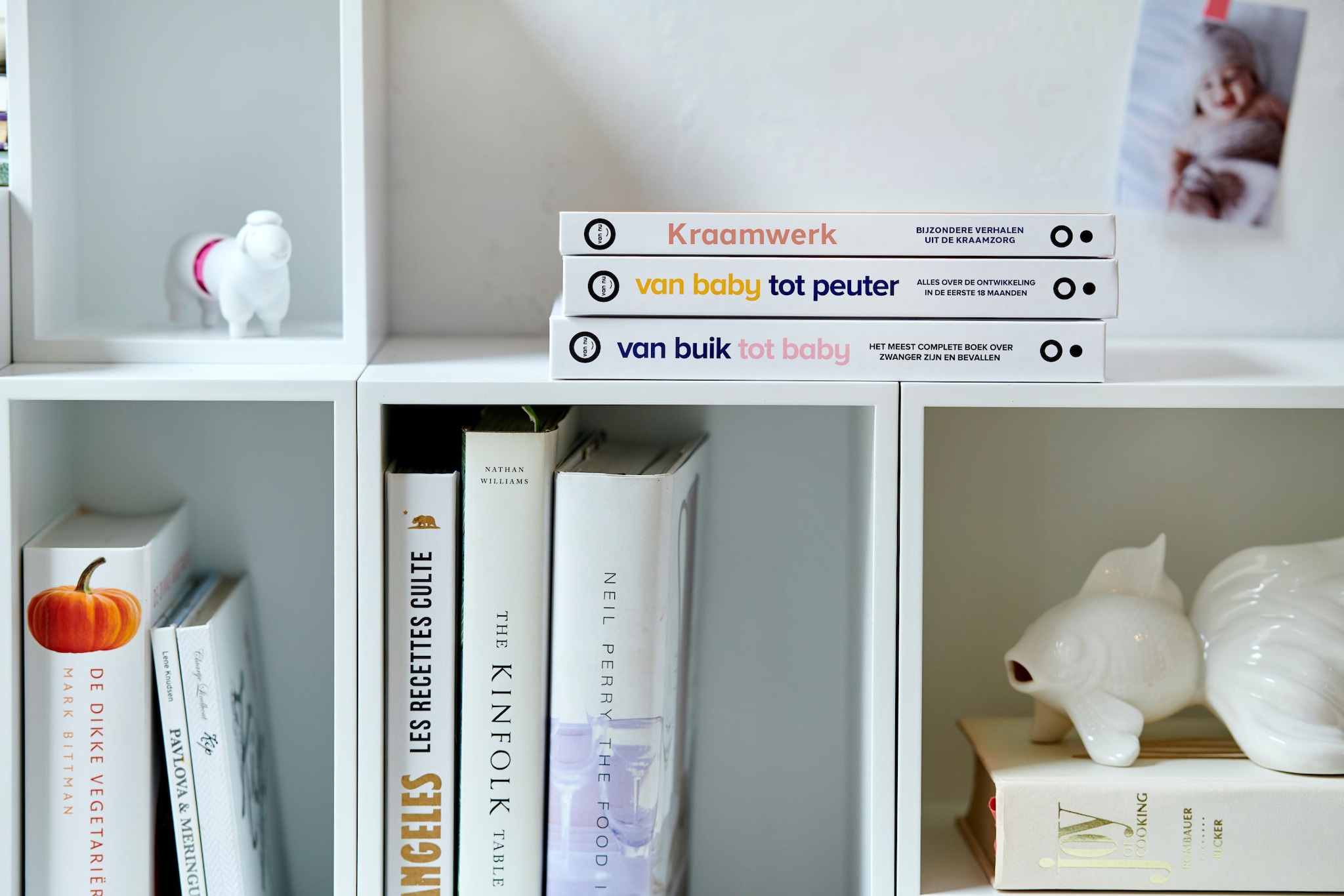 Ouders van Nu boeken liggend in boekenkast Ouders van Nu/Kosmos Uitgevers