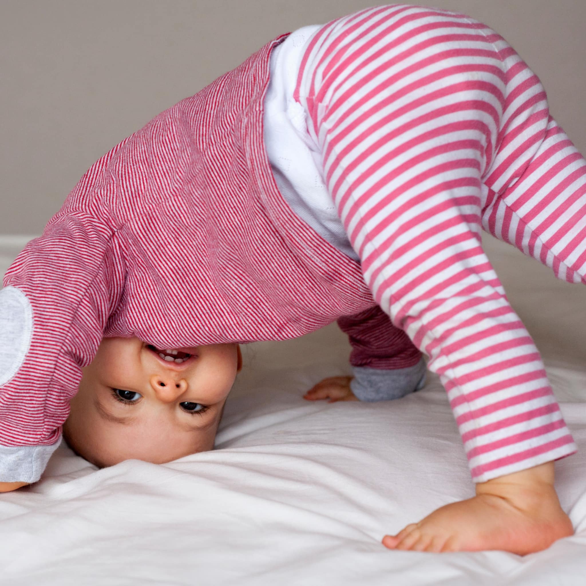 wanneer leert een baby rollen kruipen zitten en staan