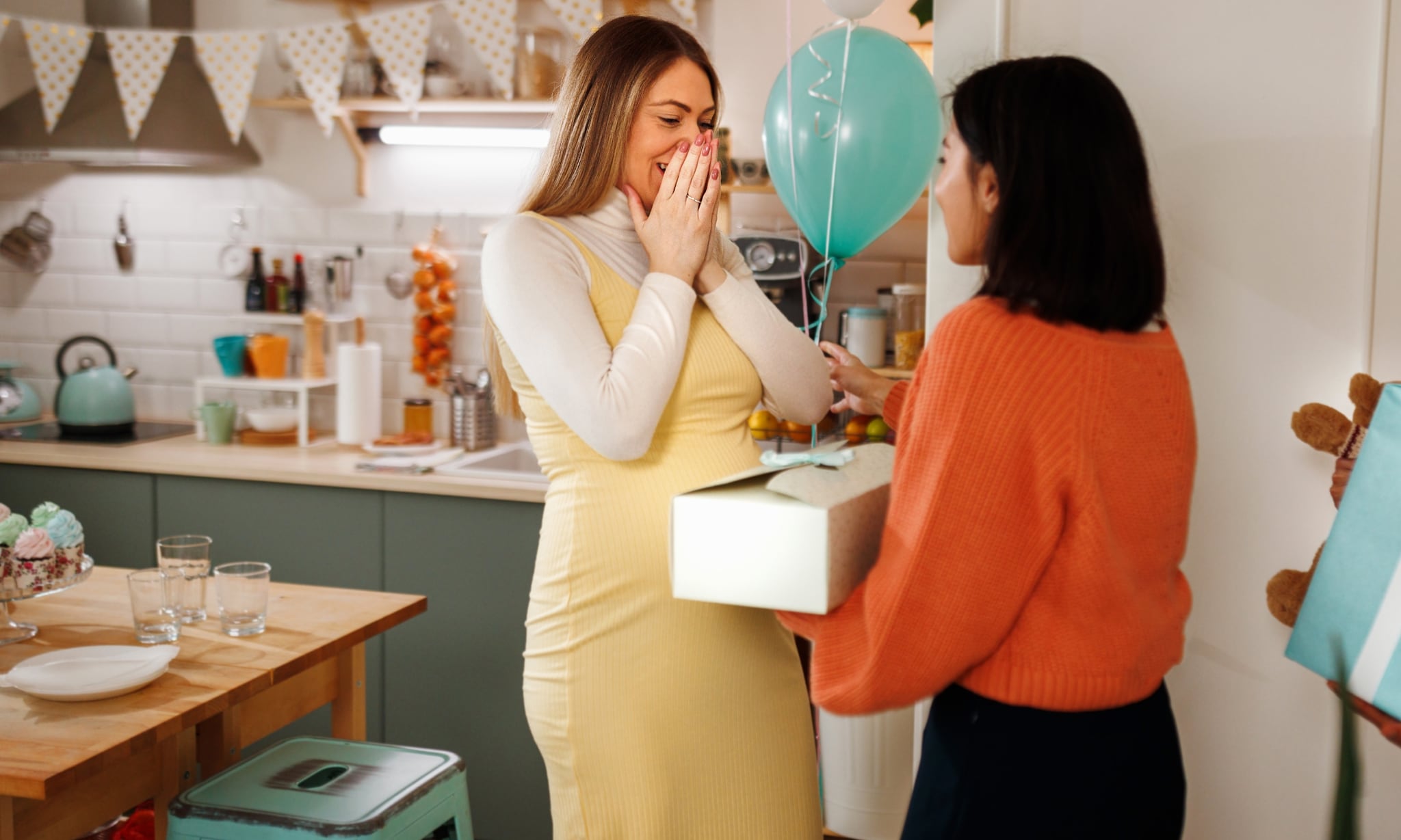 zwangere vrouw krijgt cadeaus op babyshower Getty Images