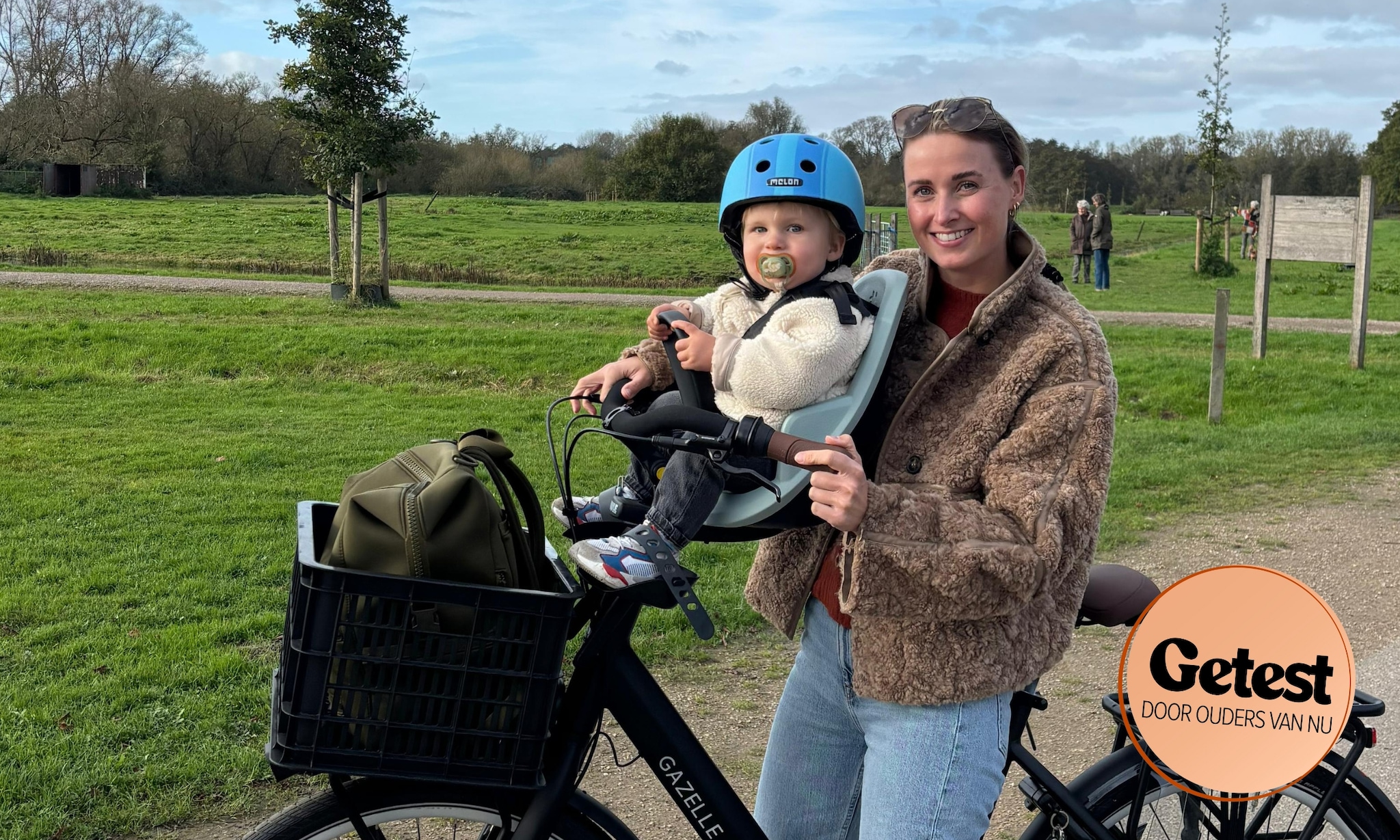 moeder met kind in fietsstoeltje voor voorop, getest door ouders van nu Ouders van Nu
