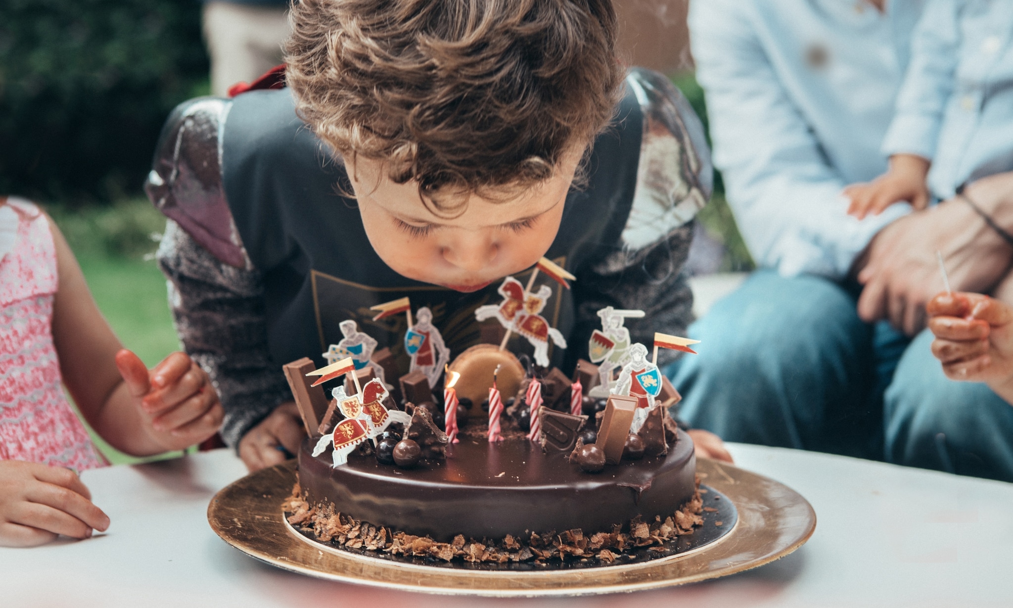 kind blaast kaarsjes uit en krijgt cadeaus omdat hij 3 jaar is Getty Images