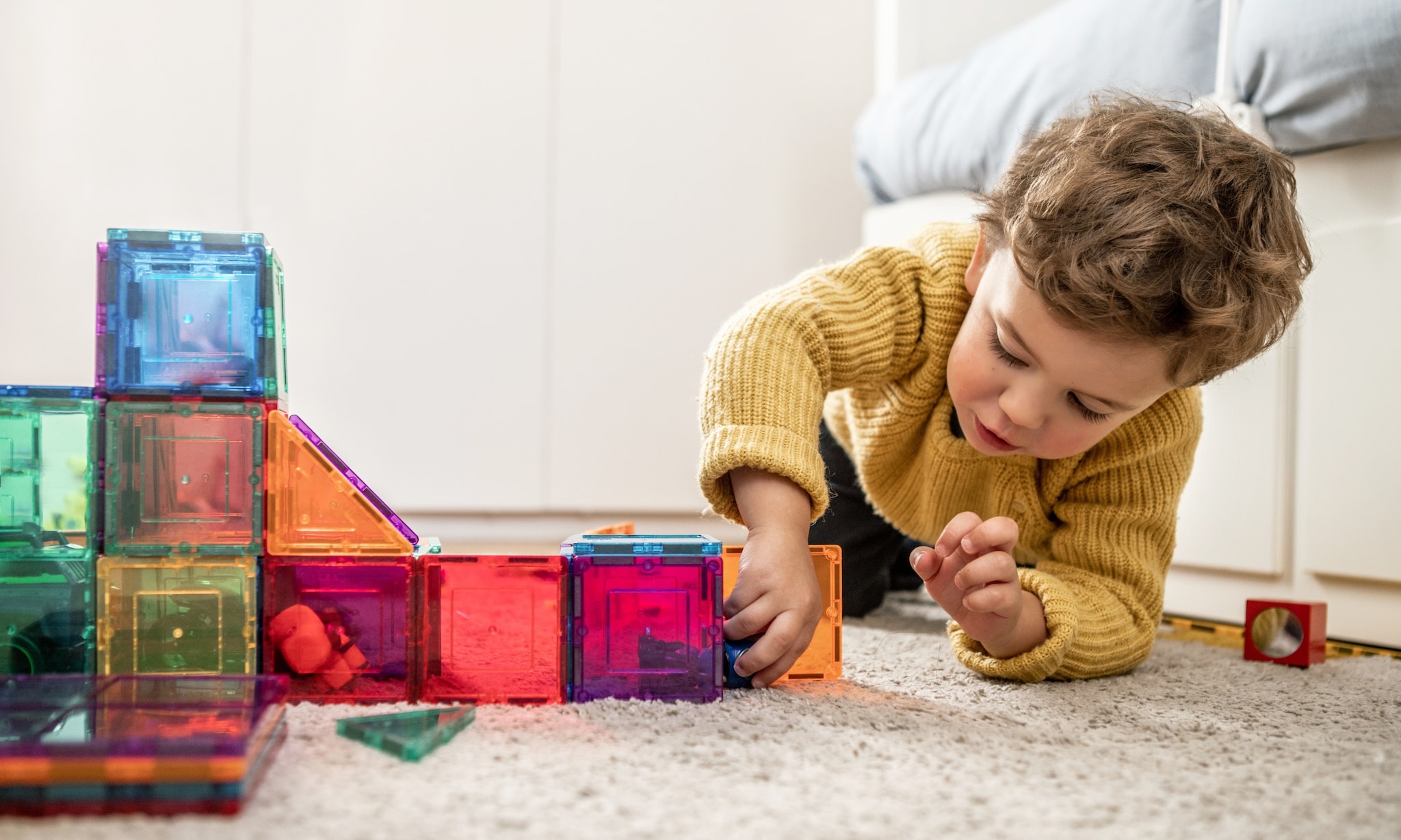 kind speelt met magnetische tegels, een van de speelgoeddeals tijdens Black Friday Getty Images