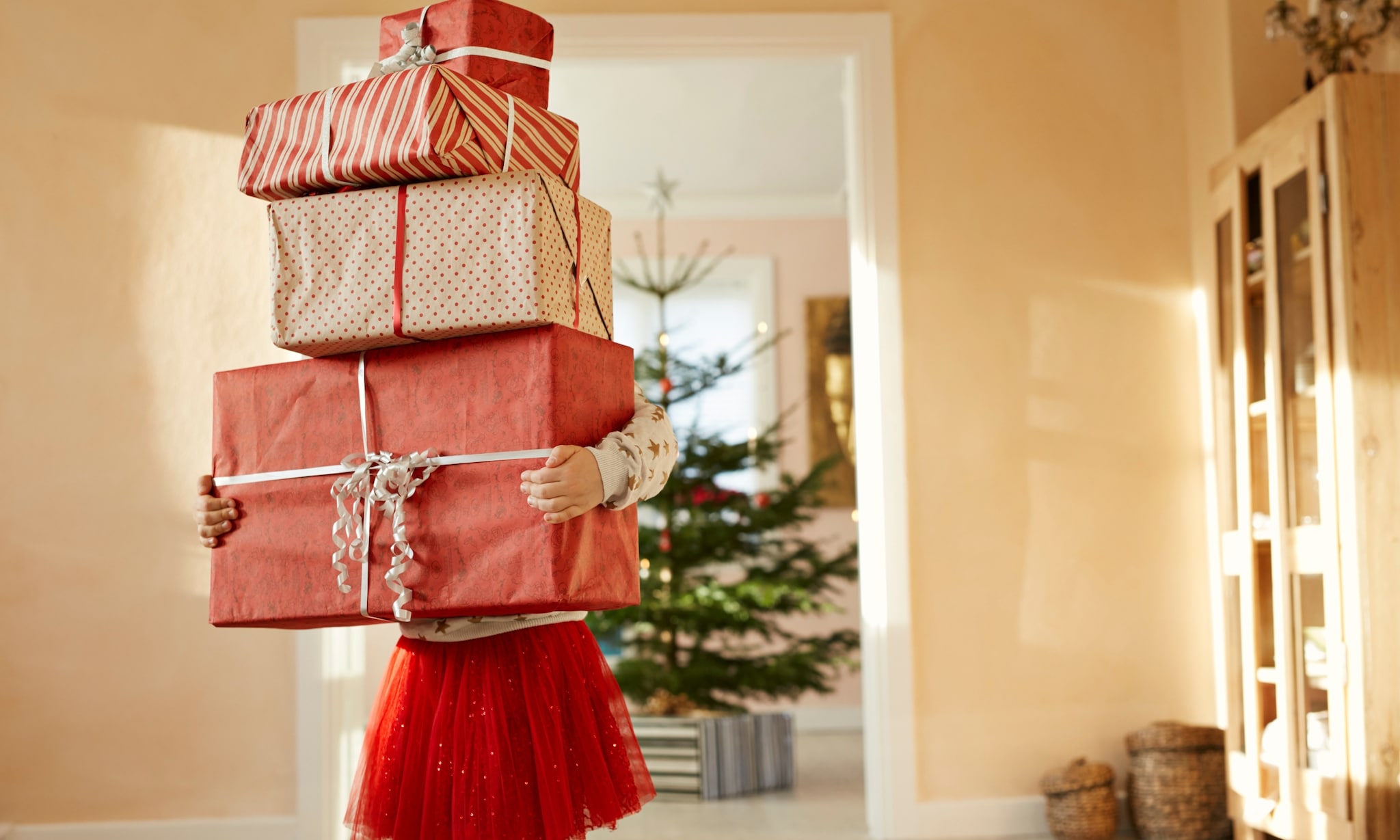 kind draagt kerstcadeaus waar hij nog de hele kerstvakantie plezier van heeft Getty Images