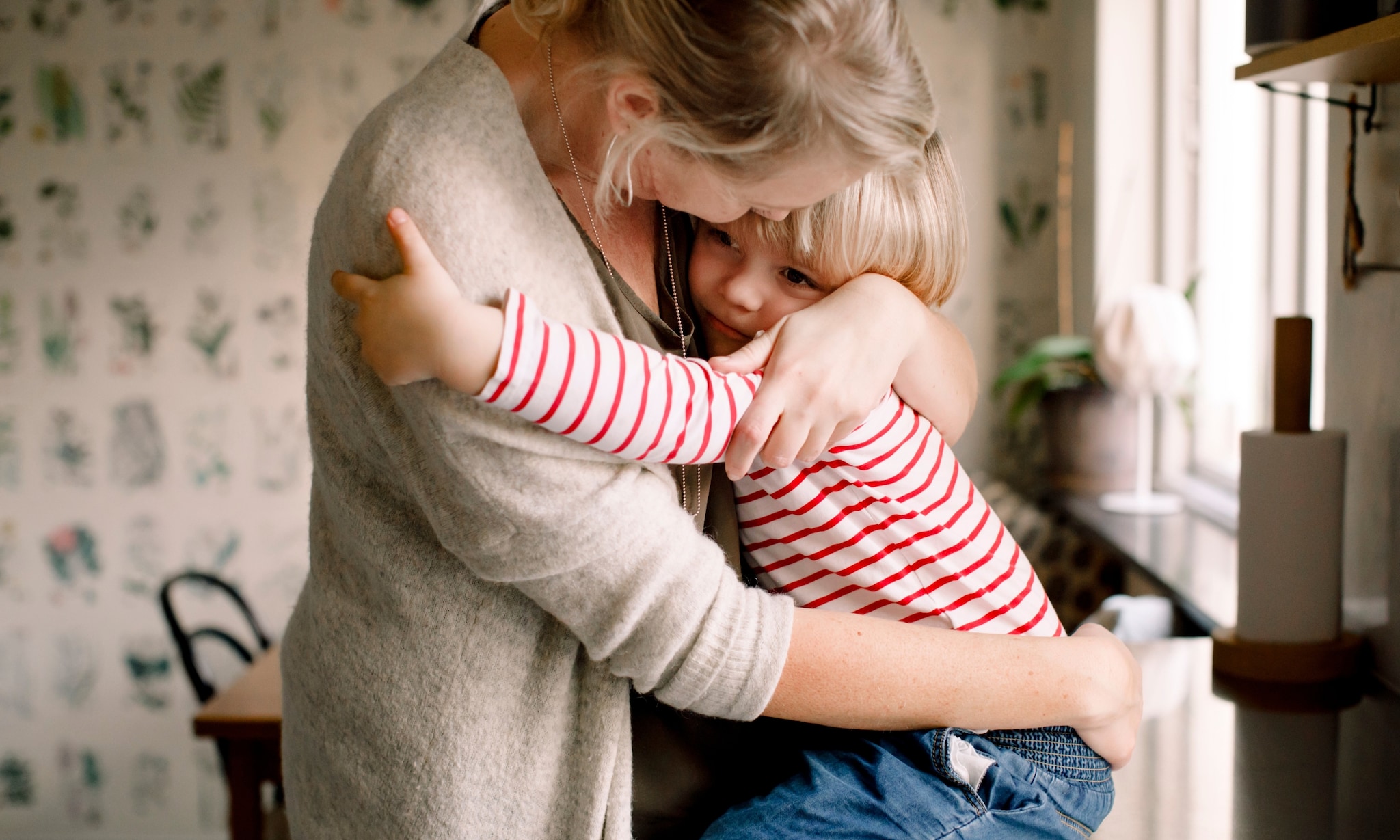 Moeder en kind knuffelen Getty Images