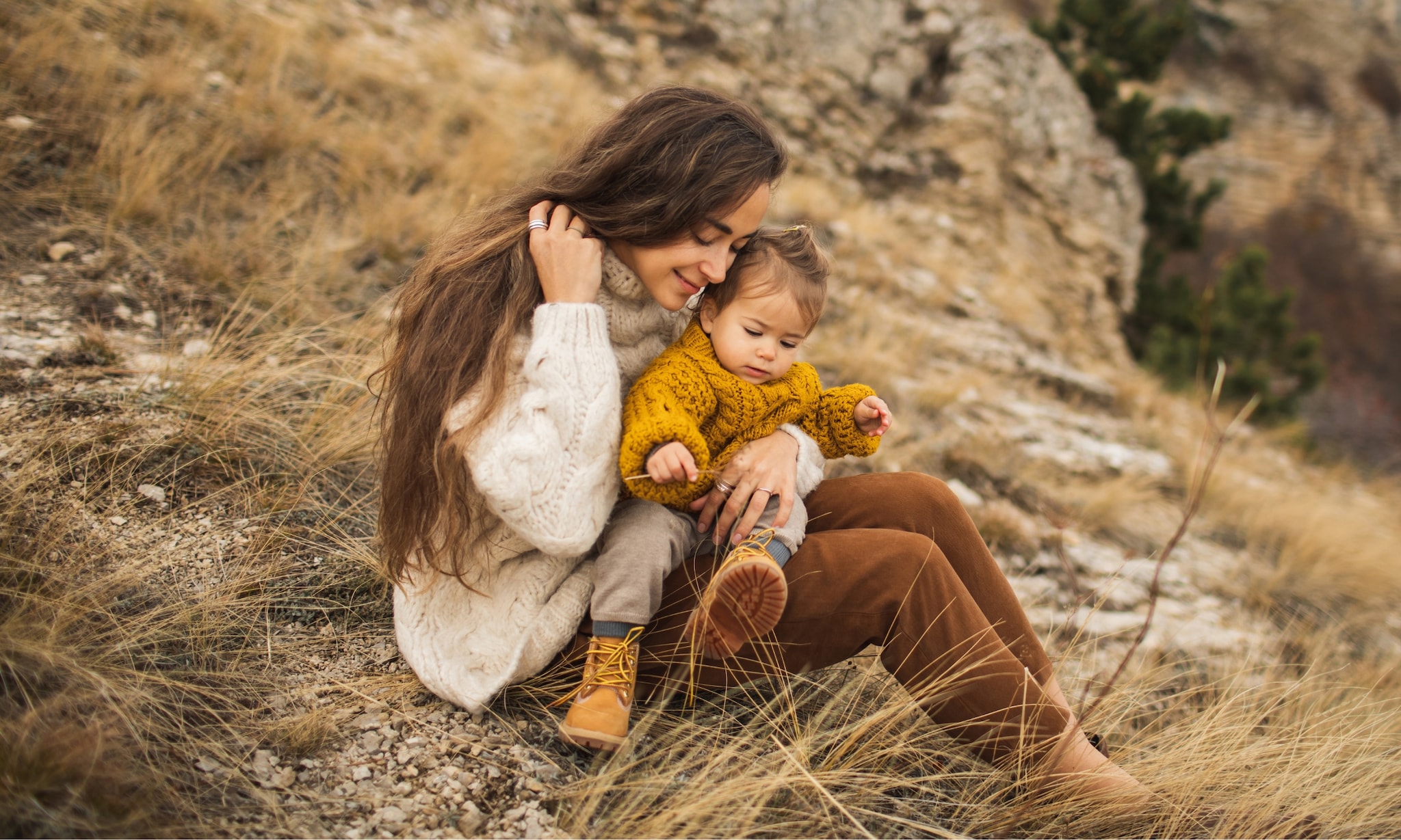 moeder is met dochter die wollen babykleding draagt, dit is waarom het zo fijn is Getty Images