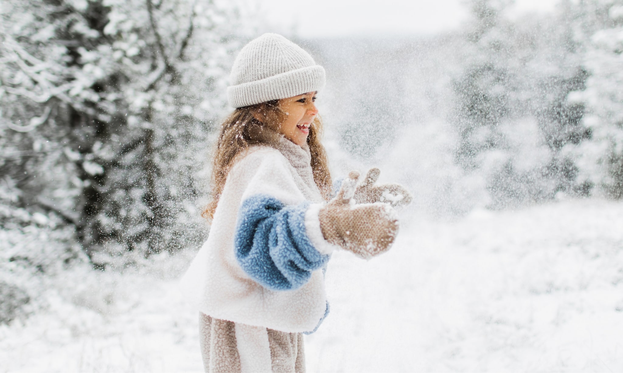 meisje draagt kinderhandschoenen uit selectie ouders van nu, van waterdicht tot gebreid Getty Images