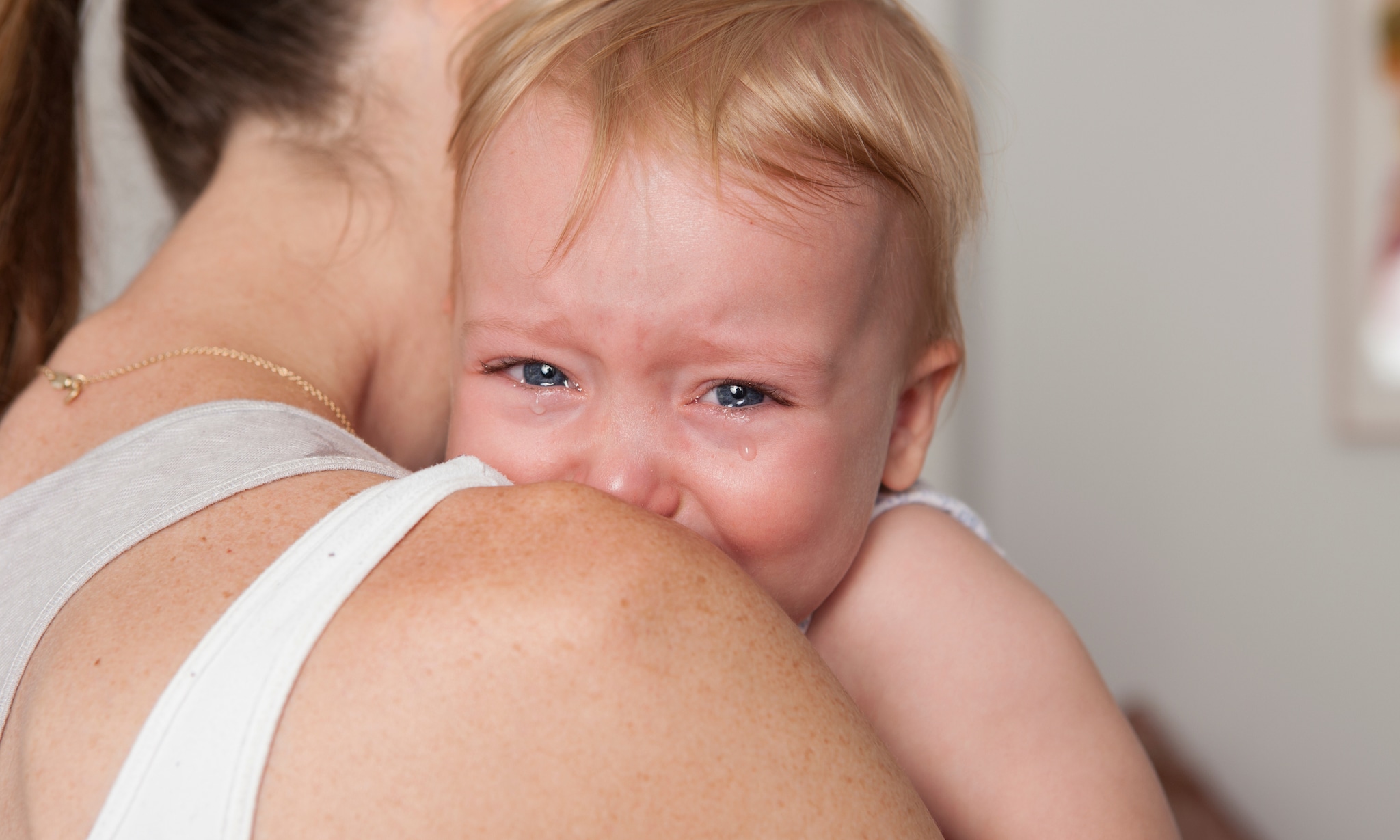 baby zit in sprongetje en is huilerig Getty Images