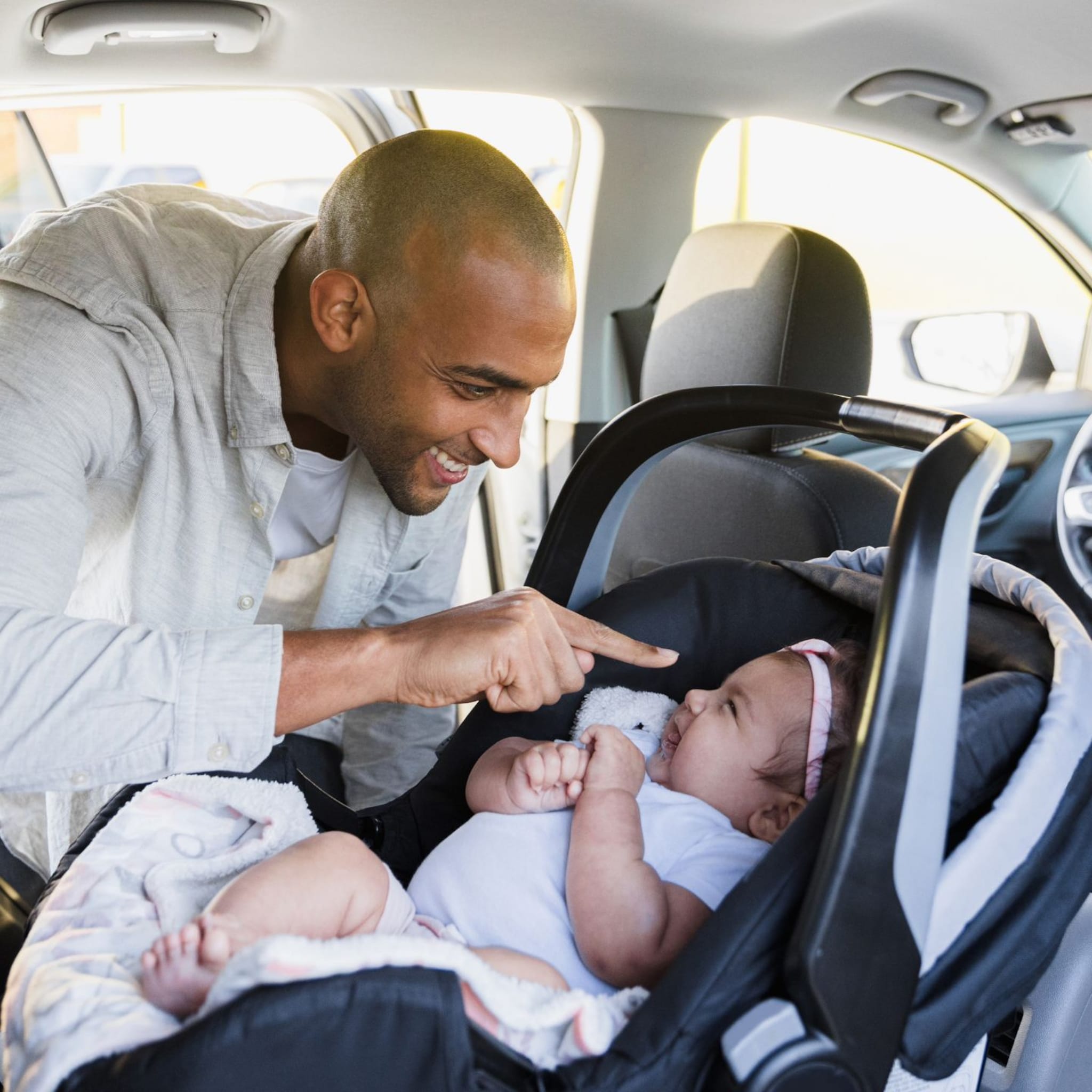 hoe vervoer je je baby veilig in de auto