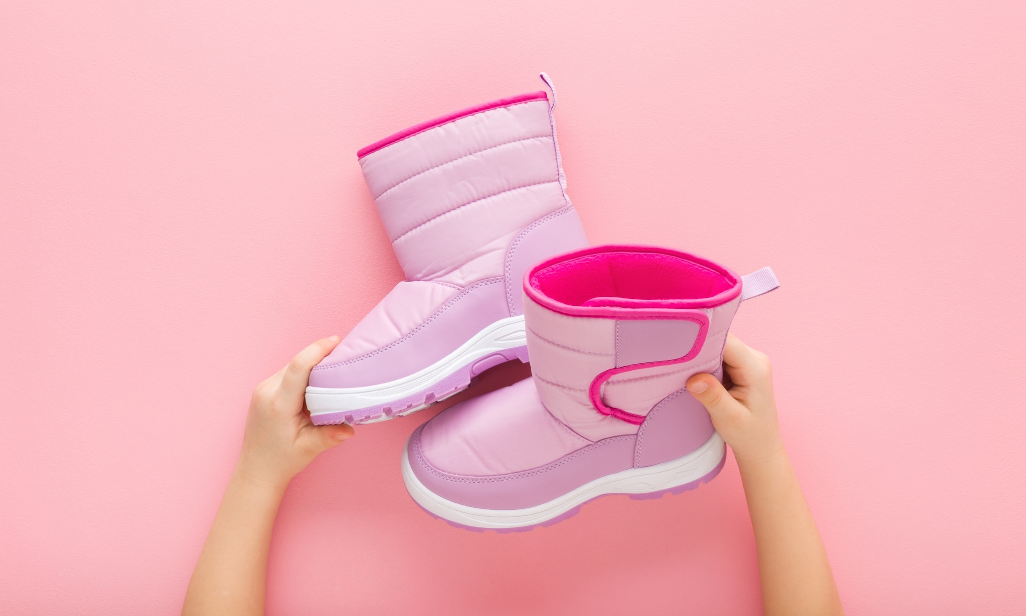 roze warme snowboots voor kinderen Getty Images